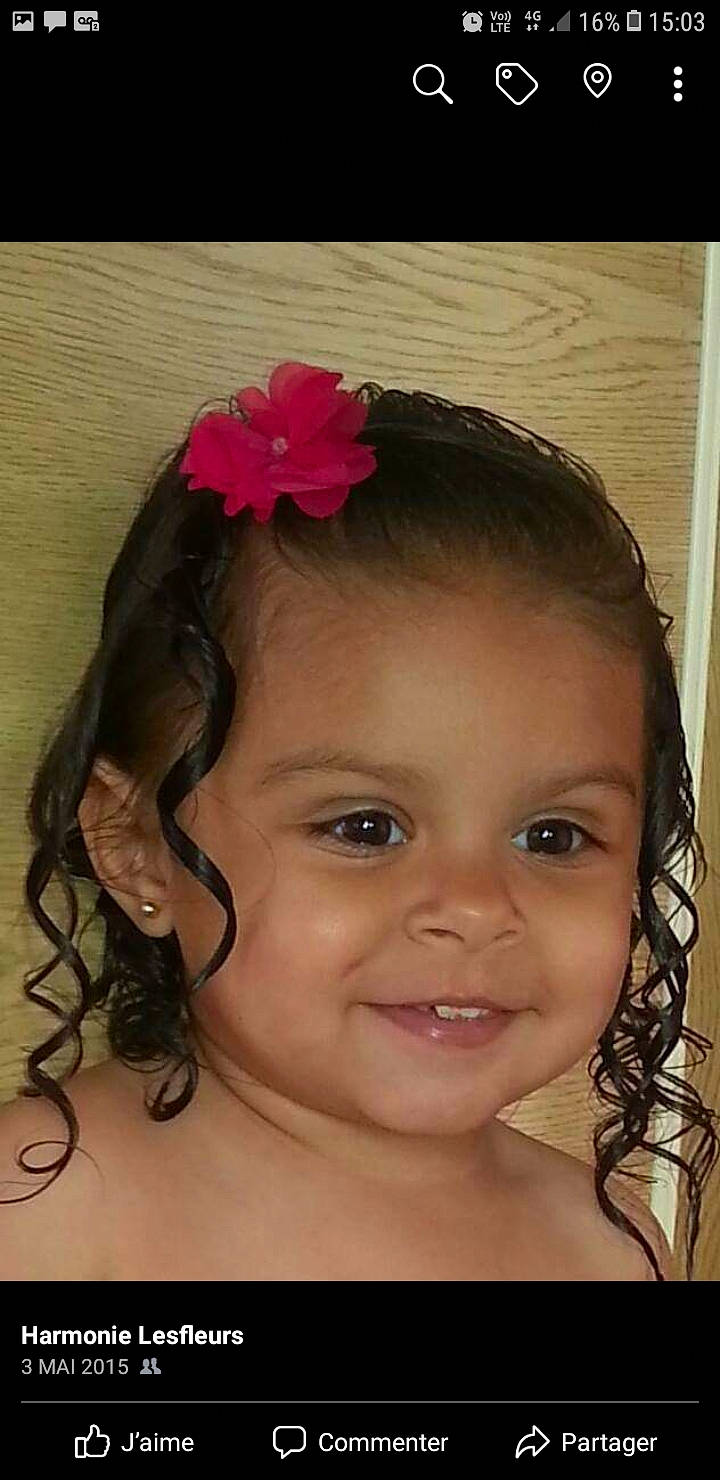 Saidy participe au concours pour gagner de l'argent avec cette photo : cheek, child, child_model, chin, eyebrow, face, fashion_accessory, forehead, hair, hair_accessory, hairstyle, head, headband, headpiece, joy, lip, nose, person, pink, skin