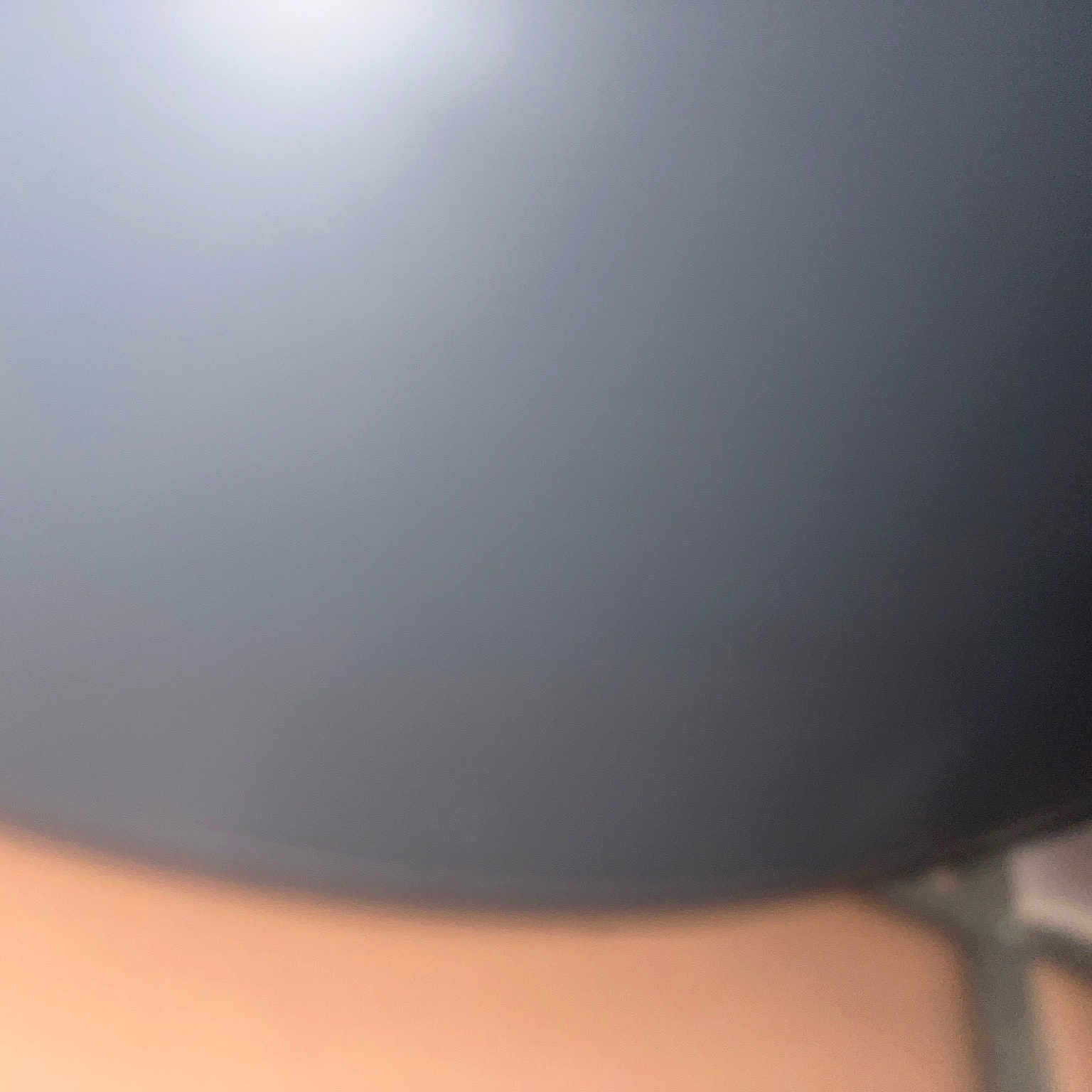 Zoe participe au concours pour gagner de l'argent avec cette photo : astronomical_object, audio_equipment, auto_part, automotive_exterior, automotive_lighting, automotive_wheel_system, ceiling, chair, circle, human_leg, light_fixture, lighting_accessory, metal, rim, shadow, sky, table, tints_and_shades, vehicle_door, wood