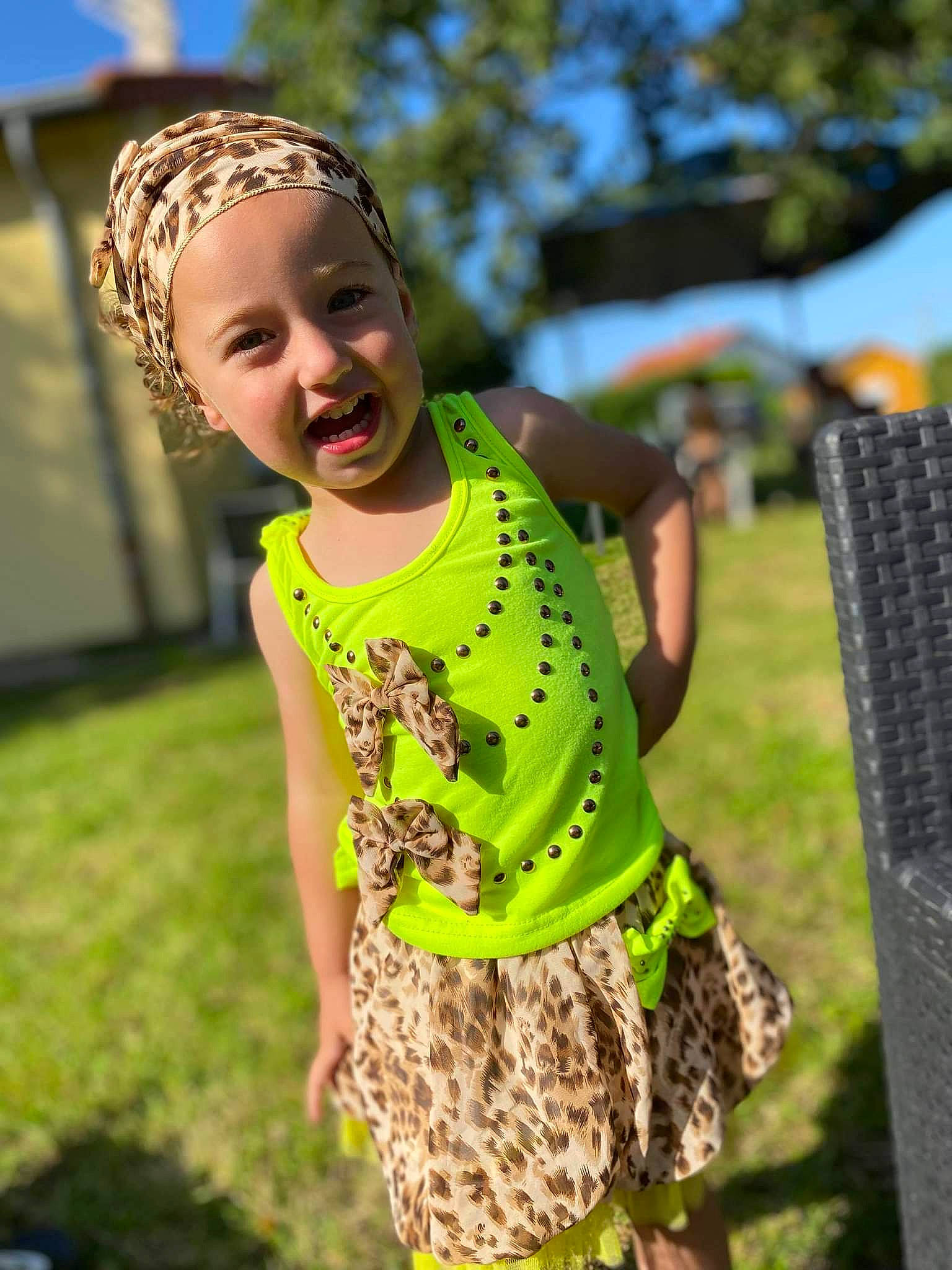 Shaïna a rejoint le concours — aidez-le/la à gagner de superbes lots ! child, entertainment, event, fun, grass, happy, leaf, leisure, pattern, people_in_nature, person, plant, play, recreation, skin, smile, spring, t_shirt, toddler, tree