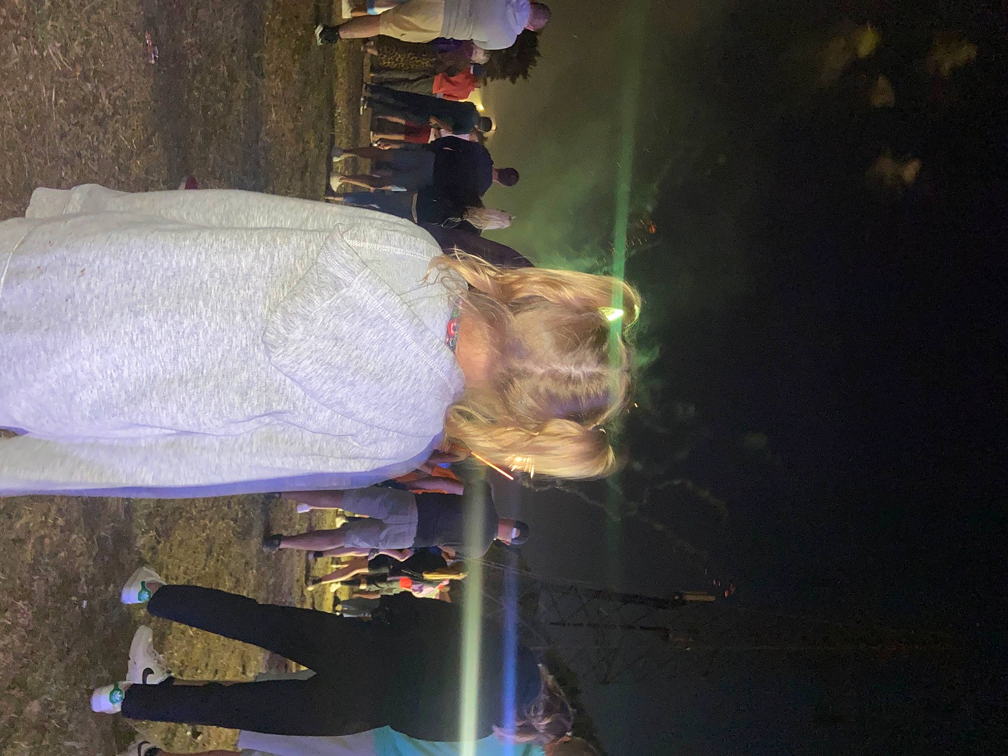 Zoé participe au concours pour gagner de l'argent avec cette photo : entertainment, event, fun, light, performance_art, person, room, space