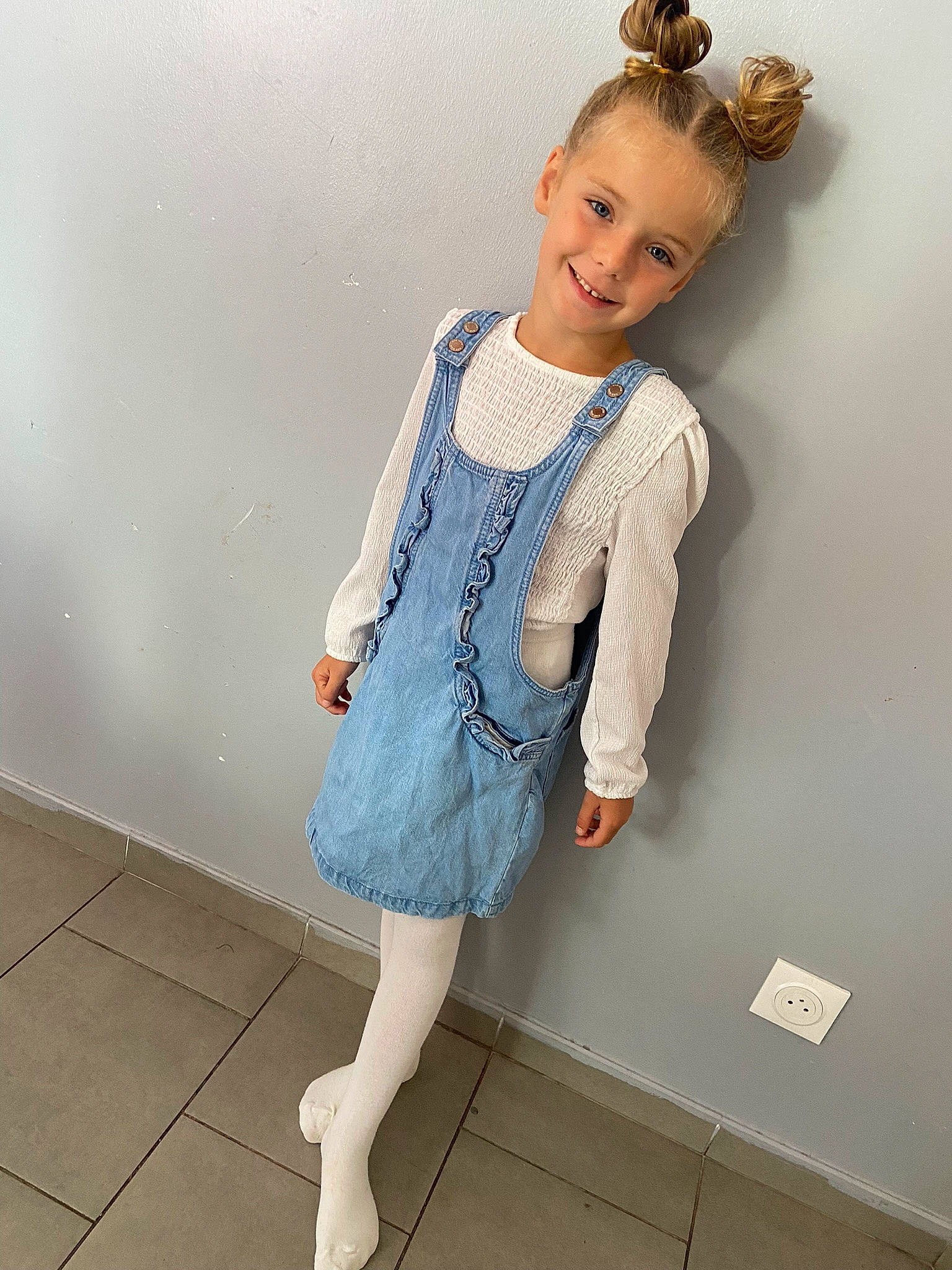 Zoé participe au concours pour gagner de l'argent avec cette photo : arm, baby_toddler_clothing, collar, day_dress, denim, electric_blue, fashion_design, gesture, hair, hairstyle, headgear, human_body, joint, joy, knee, neck, one_piece_garment, pattern, person, sleeve