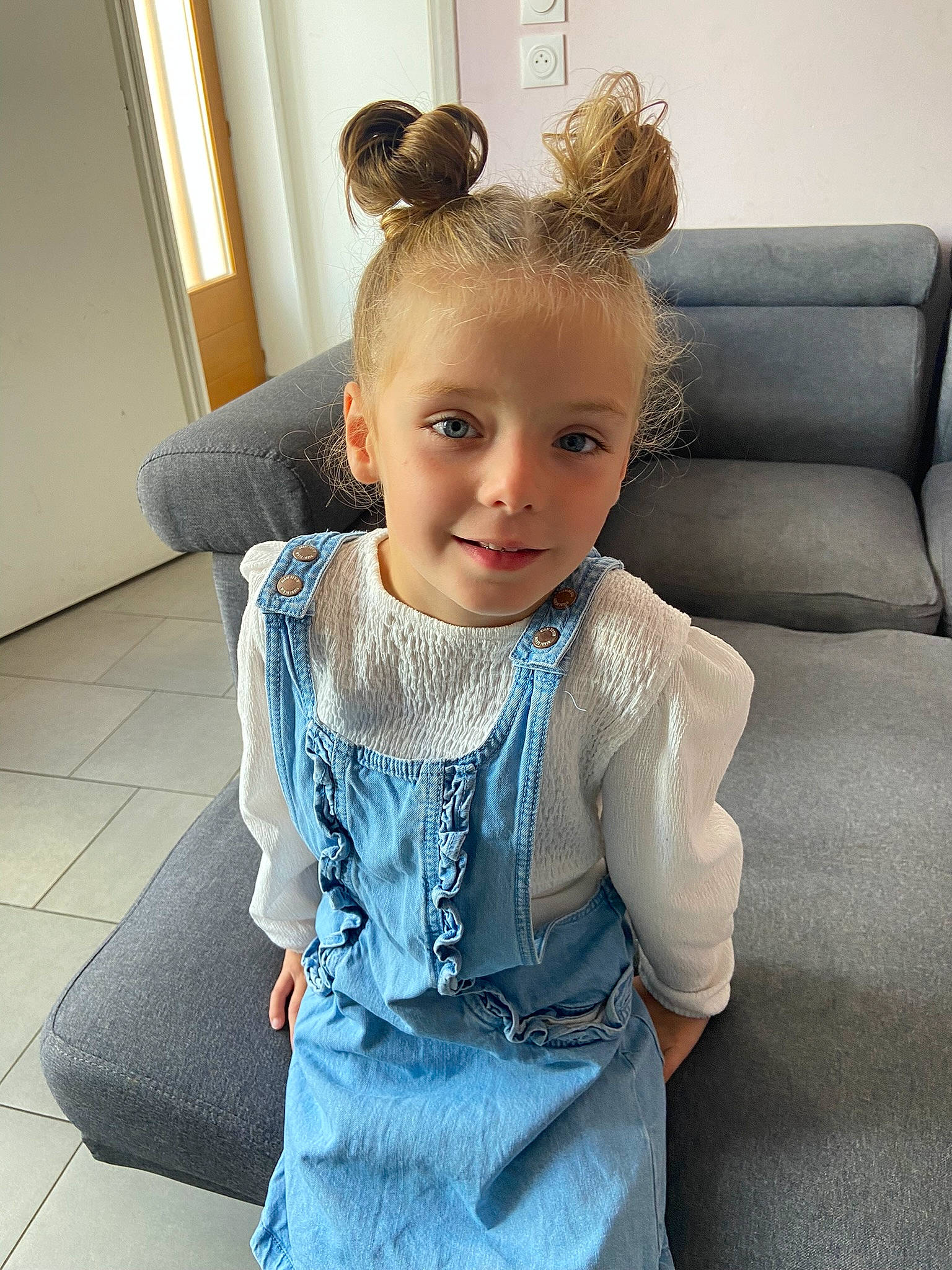 Zoé a rejoint le concours — aidez-le/la à gagner de superbes lots ! arm, baby, baby_toddler_clothing, blond, couch, electric_blue, fashion_design, formal_wear, hair, hairstyle, happy, head, iris, jewellery, joy, neck, person, shoulder, skin, sleeve