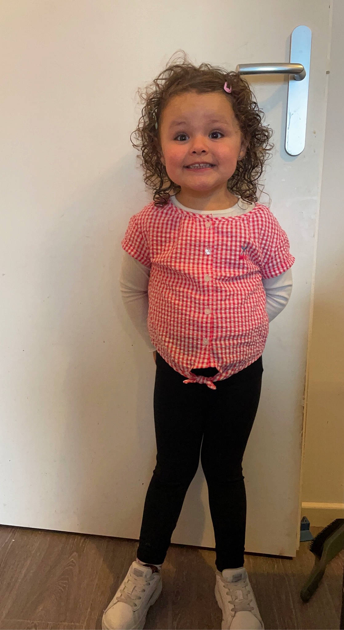 Olivia a rejoint le concours — aidez-le/la à gagner de superbes lots ! arm, blond, chin, face, flooring, fun, hair, hairstyle, happy, joint, joy, knee, neck, person, sleeve, smile, standing, thigh, toddler, trunk