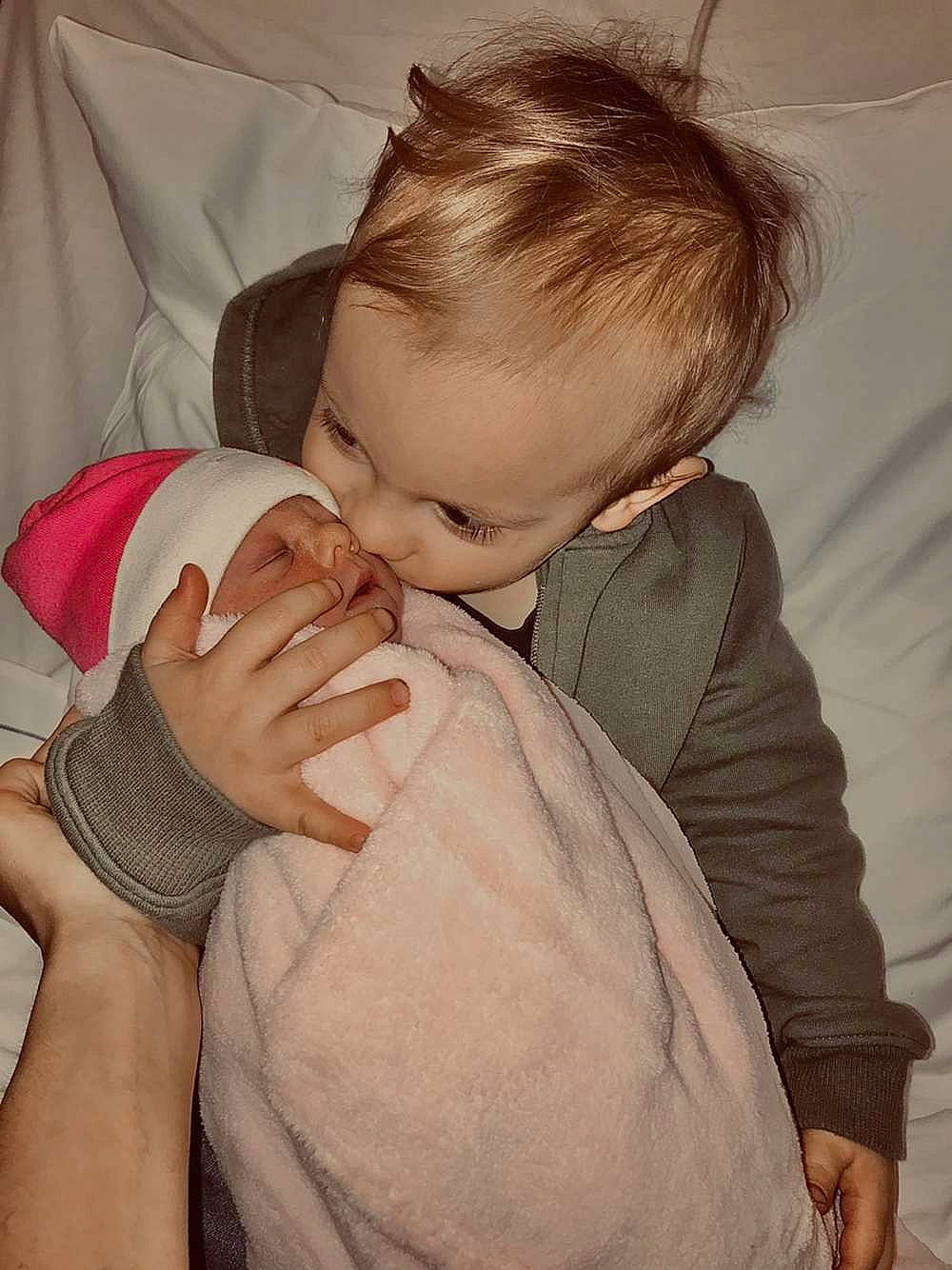 Zélyo a rejoint le concours — aidez-le/la à gagner de superbes lots ! arm, baby, baby_toddler_clothing, cheek, child, comfort, ear, elbow, finger, gesture, hand, human_body, joint, mouth, neck, nose, person, skin, sleeve, thumb