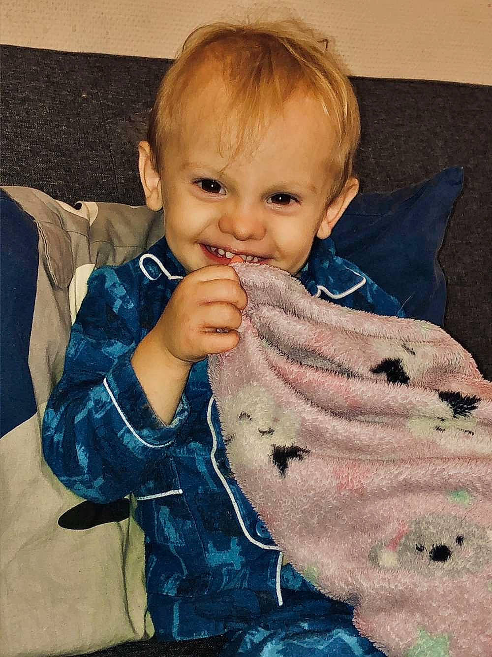 Zélyo a rejoint le concours — aidez-le/la à gagner de superbes lots ! arm, baby, baby_toddler_clothing, beauty, cheek, child, comfort, cool, electric_blue, eyelash, finger, happy, iris, joy, pattern, person, sitting, sleeve, t_shirt, thumb