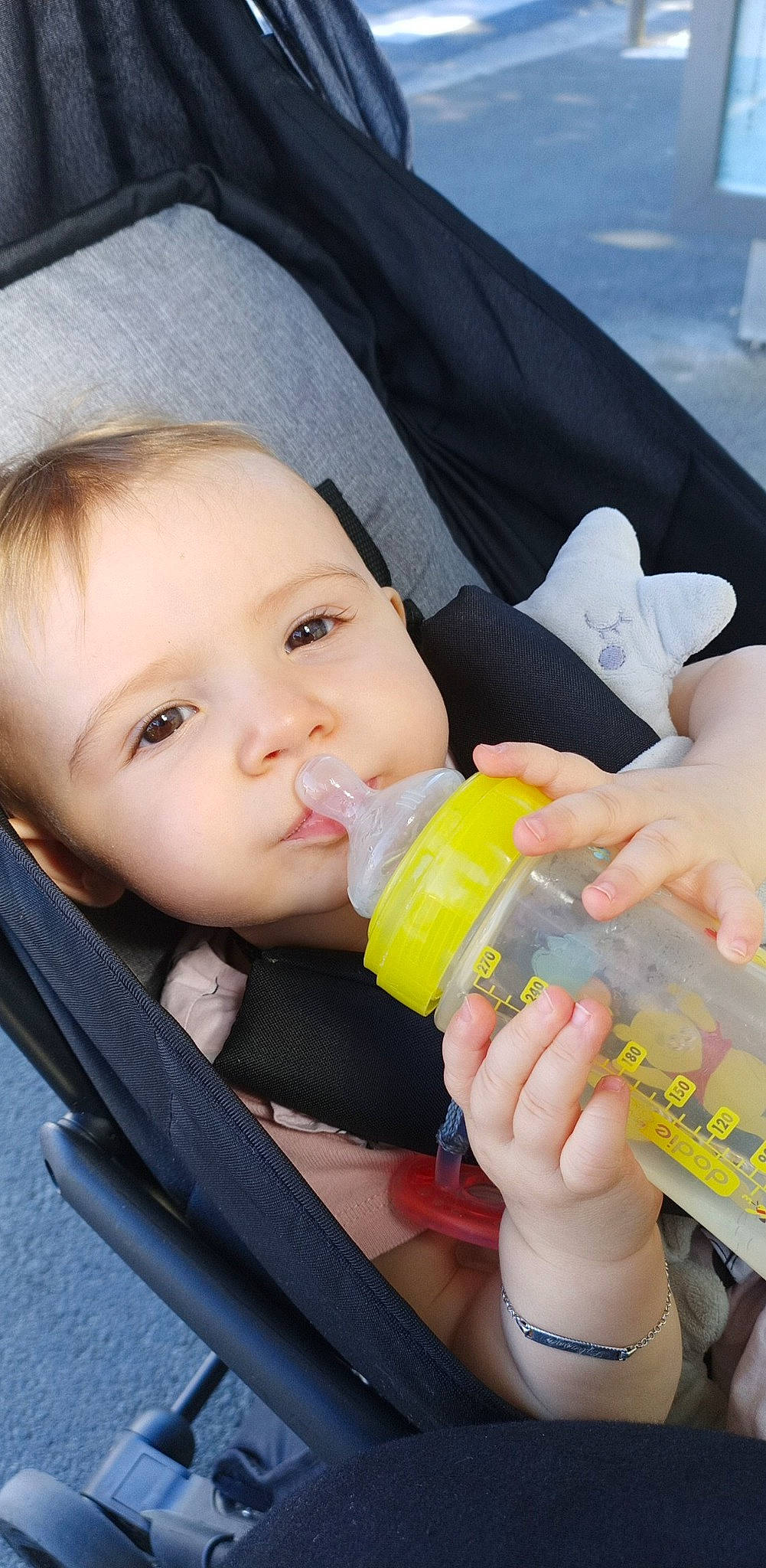Lylianna participe au concours pour gagner de l'argent avec cette photo : baby, baby_bottle, baby_carriage, baby_products, child, drinkware, person, product, skin, tableware, toddler