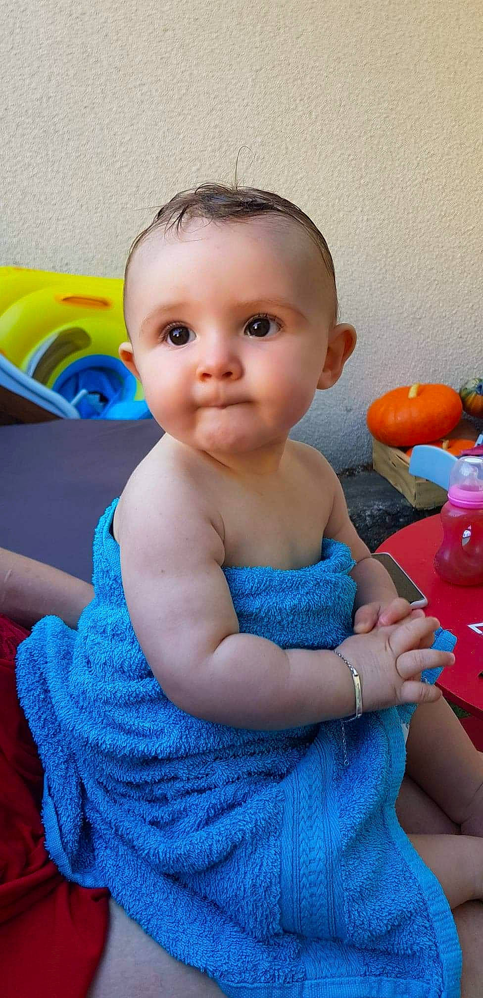 Lylianna participe au concours pour gagner de l'argent avec cette photo : baby, cheek, child, eye, face, finger, person, play, sitting, skin, toddler