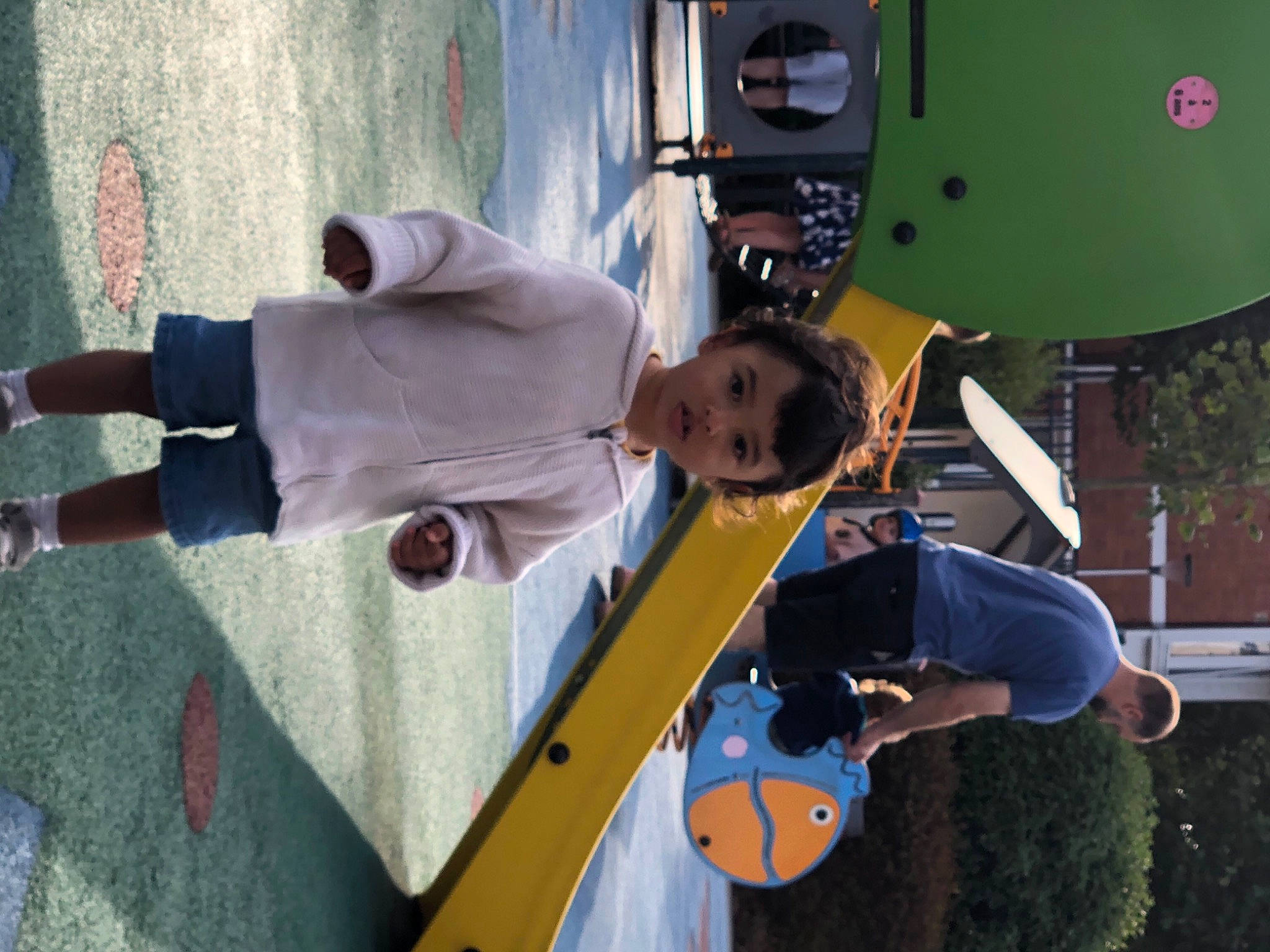 Adam a rejoint le concours — aidez-le/la à gagner de superbes lots ! automotive_exterior, child, city, fun, leisure, machine, pedestrian, person, recreation, sky, t_shirt, toddler, tree, vacation, white, world, yellow