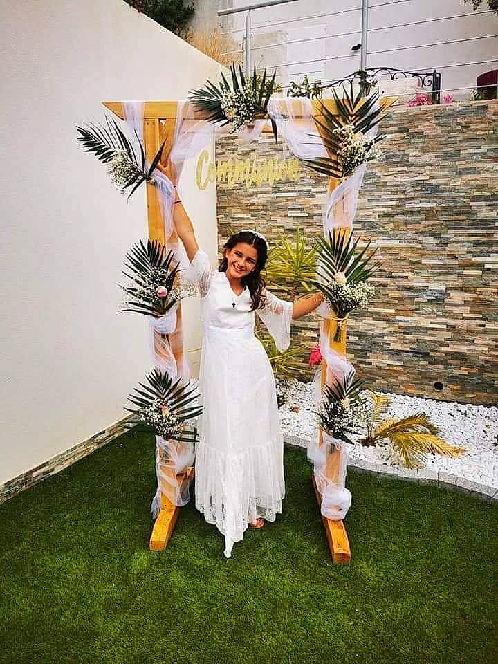 Lana participe au concours pour gagner de l'argent avec cette photo : art, costume, entertainment, event, feather, floral_design, fun, garden, gesture, grass, happy, jewellery, joy, leisure, person, plant, pole, tradition, tree, visual_arts