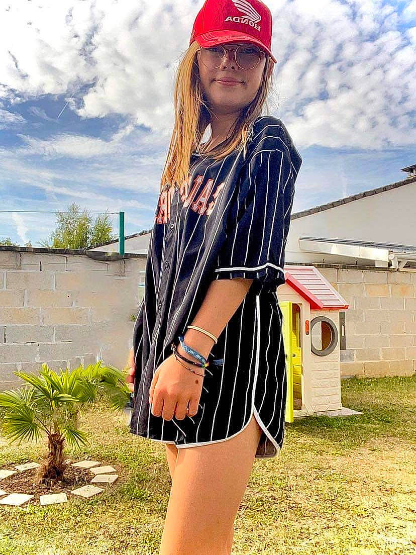 Armani participe au concours pour gagner de l'argent avec cette photo : blazer, cap, cloud, cool, denim, eyewear, fashion_design, grass, headgear, headwear, joy, knee, neck, outerwear, person, plaid, plant, sky, sleeve, t_shirt