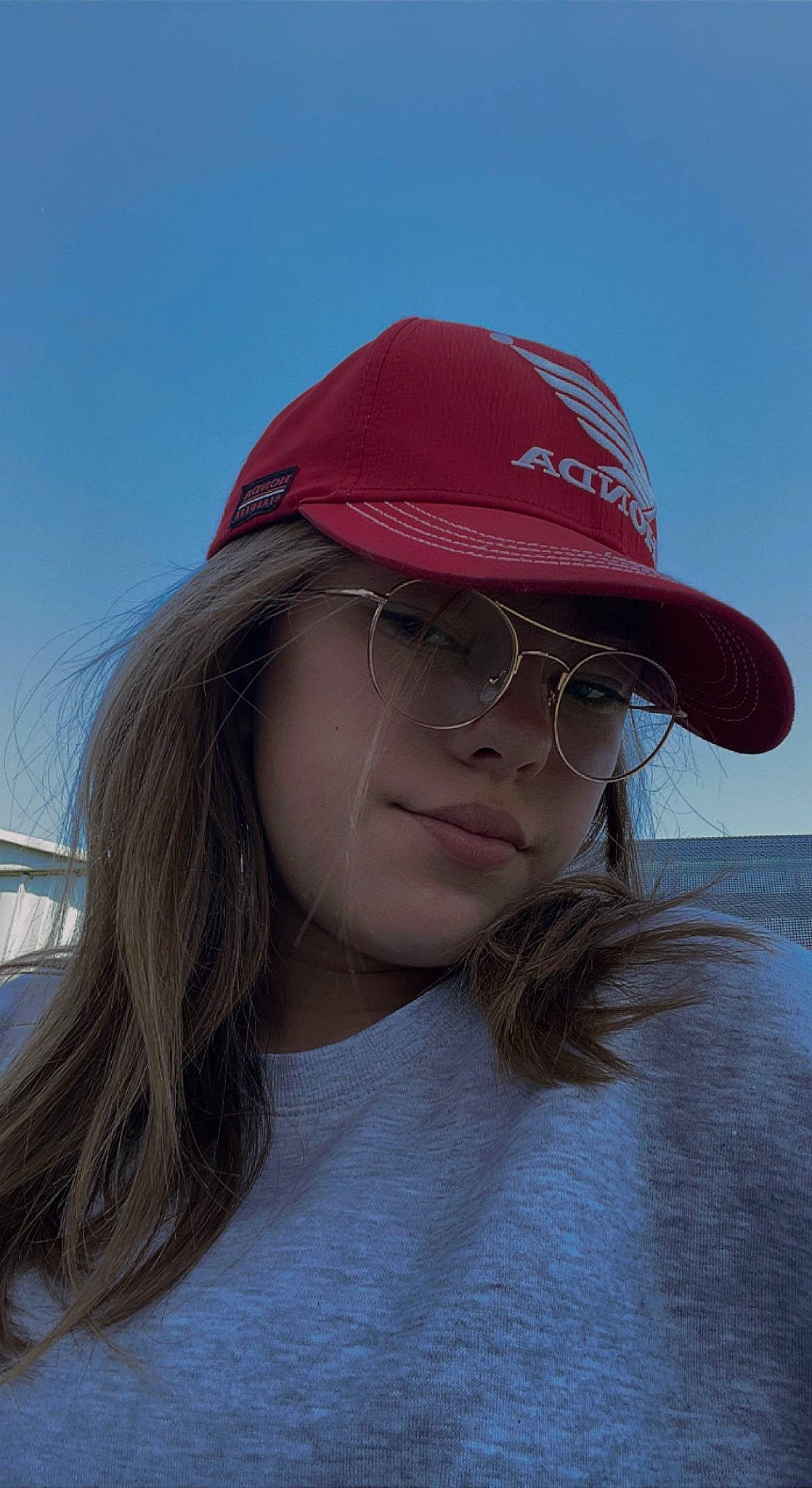 Armani a rejoint le concours — aidez-le/la à gagner de superbes lots ! baseball_cap, beauty, cap, cool, cricket_cap, electric_blue, eyewear, fashion_accessory, flash_photography, fun, glasses, goggles, hat, headgear, headwear, lip, person, sky, sunglasses, travel