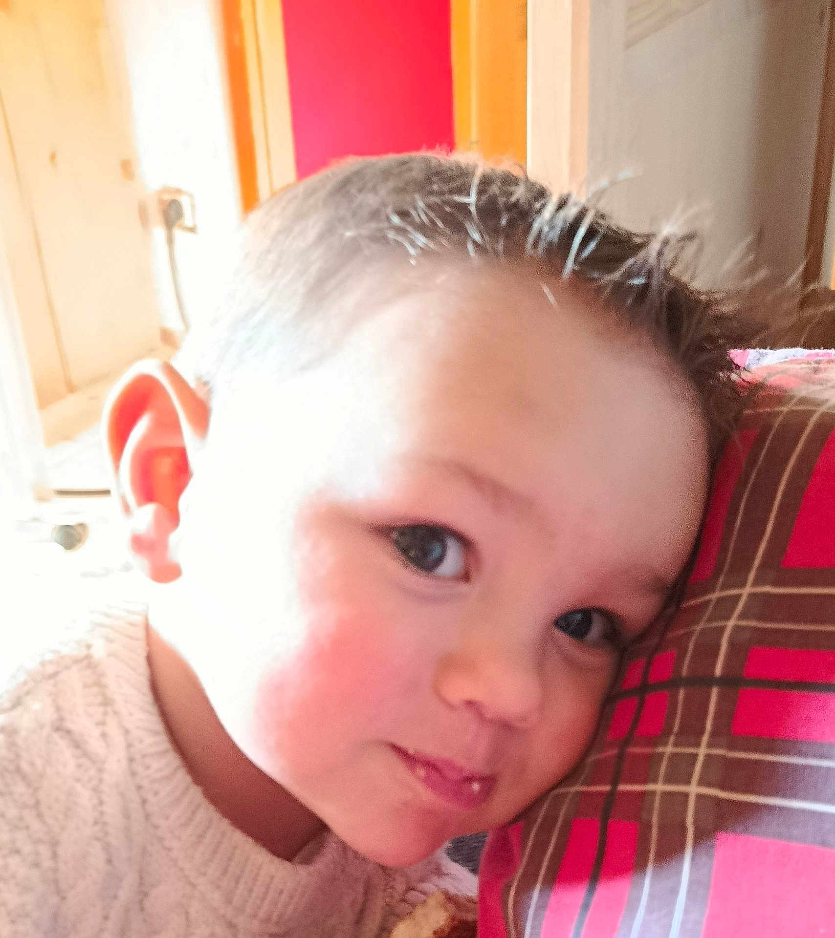 Marius participe au concours pour gagner de l'argent avec cette photo : child, face, closeup, indoor, pillow, pattern, sweater, cozy, young, portrait, cute, resting, head, cheek, smile, person, hair, warm, light, expression