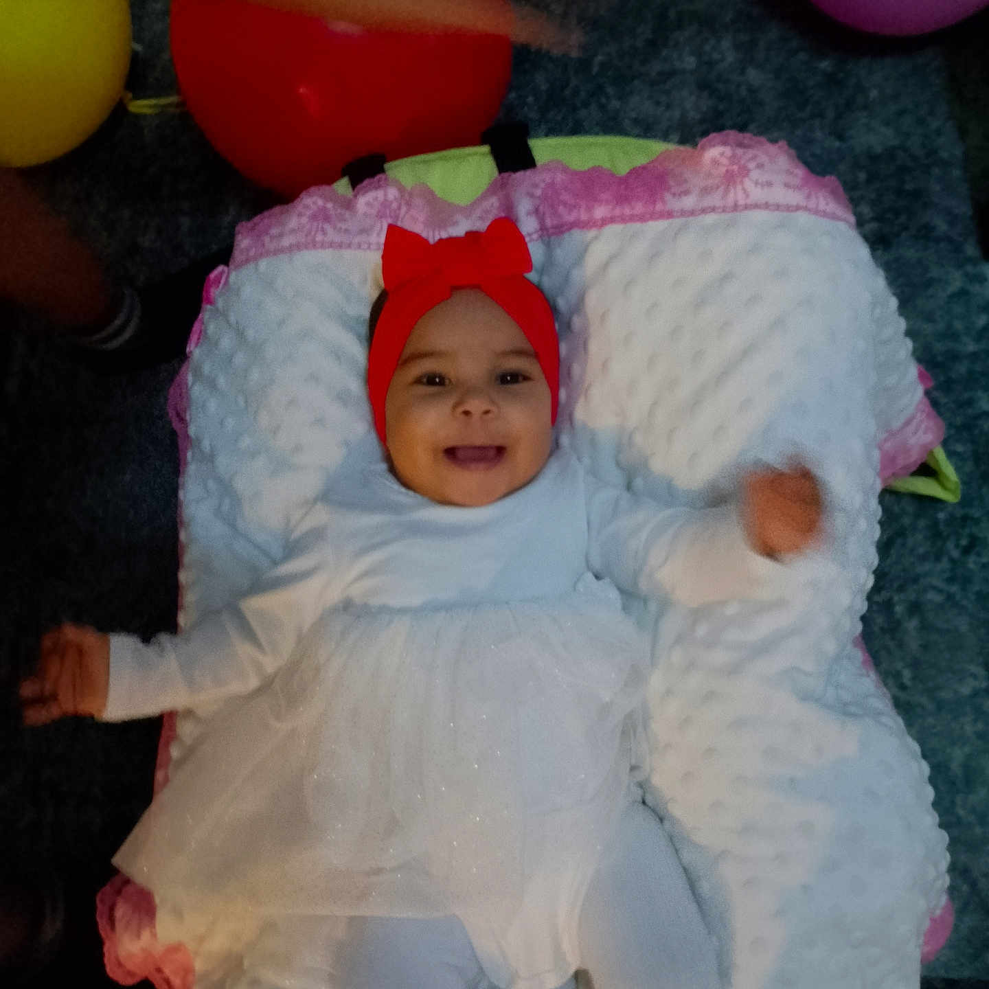 Ibtisam Mohammed a rejoint le concours — aidez-le/la à gagner de superbes lots ! arm, baby, balloon, blanket, carpet, child, cute, face, happy, headband, indoors, infant, lying_down, party, pillow, portrait, red_bow, smile, tights, white_dress