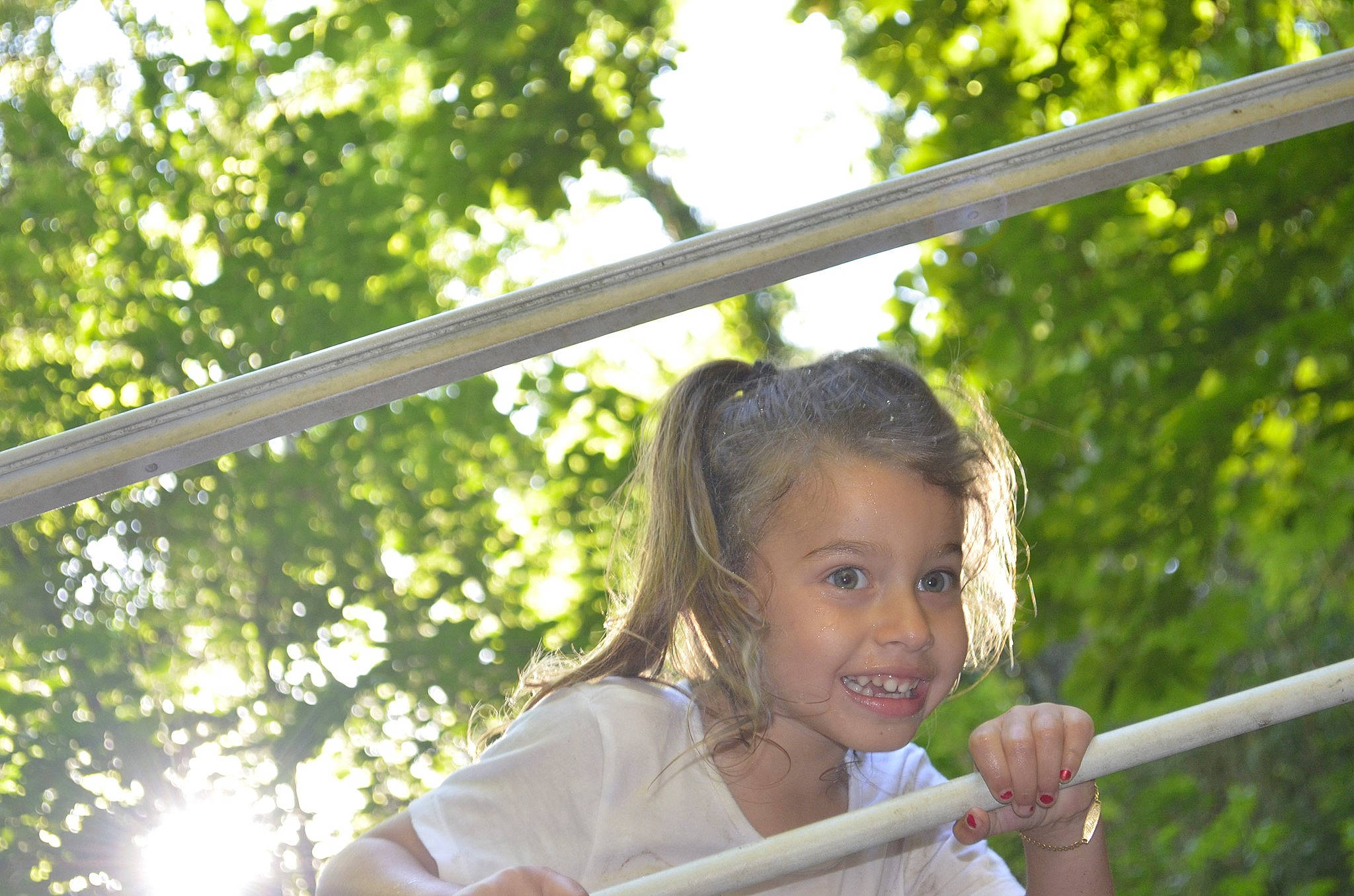 Alice participe au concours pour gagner de l'argent avec cette photo : botany, fun, grass, happy, joy, leaf, leisure, nature, outdoor_play_equipment, people_in_nature, person, plant, recreation, shade, sitting, smile, spring, swing, t_shirt, toddler