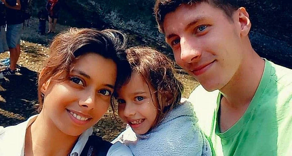 Alice participe au concours pour gagner de l'argent avec cette photo : chin, eye, eyebrow, facial_expression, forehead, fun, hair, hairstyle, happy, head, human, interaction, iris, joy, lip, mouth, nose, organ, people_in_nature, person