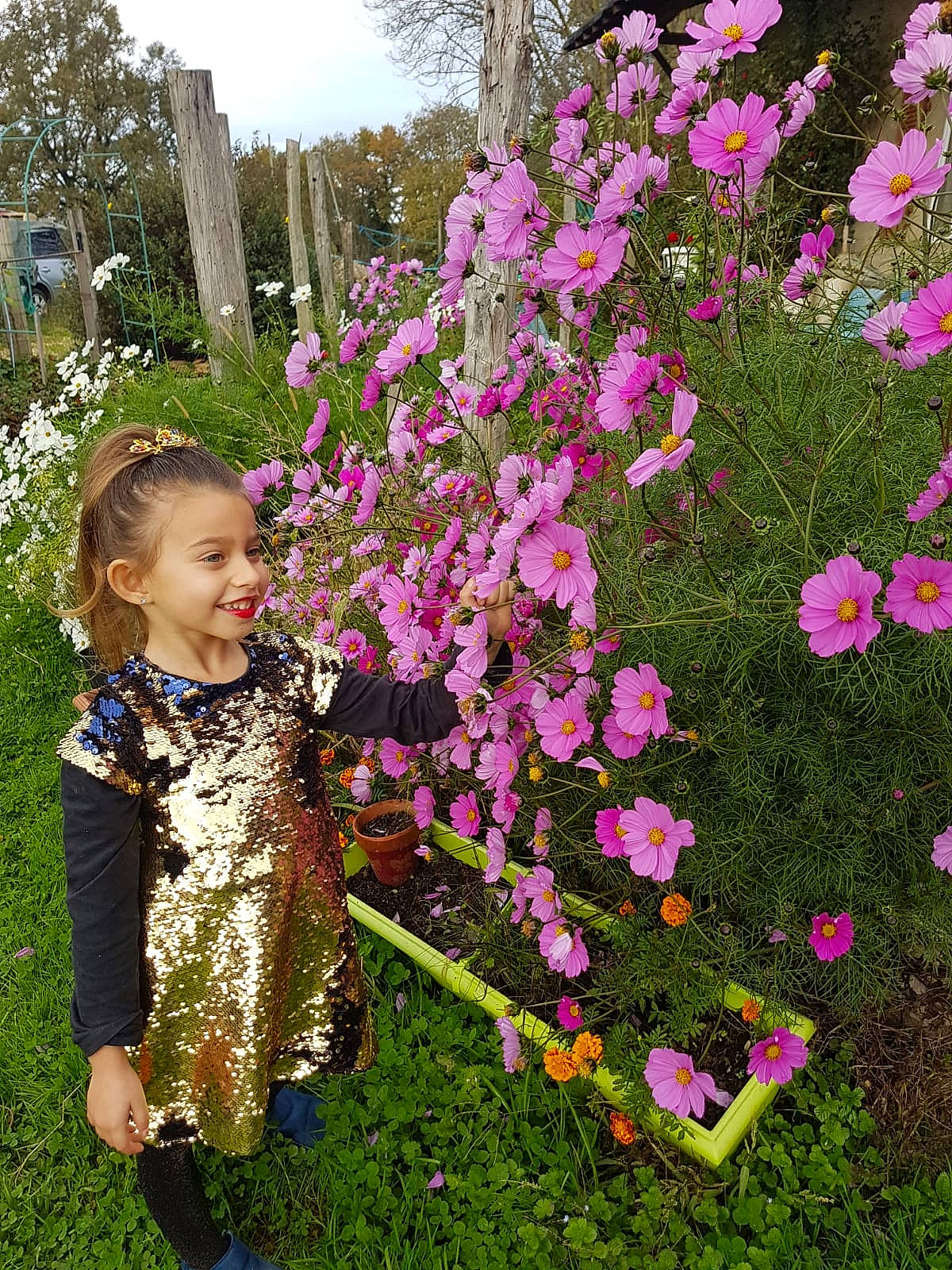 Alice a rejoint le concours — aidez-le/la à gagner de superbes lots ! annual_plant, flower, flowering_plant, garden, grass, groundcover, happy, joy, landscape, leisure, magenta, people_in_nature, person, petal, pink, plant, purple, shrub, sky, smile