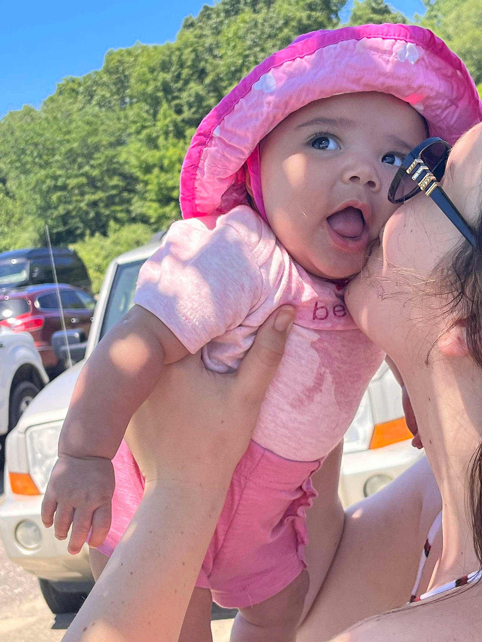 Kahlanï is registered to the contest to win money with this photo: baby, cap, child, fun, grass, happy, hat, headwear, human_leg, leisure, magenta, person, personal_protective_equipment, pink, recreation, shorts, sun_hat, thigh, tire, toddler