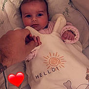 Octavia a rejoint le concours — aidez-le/la à gagner de superbes lots ! baby, infant, hand, sleeping_bag, animal_print, giraffe, elephant, bed, blanket, face, person, cute, cozy, soft, comfort, holding_hand, child, newborn, warm, indoor