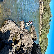 Chocapik participe au concours pour gagner de l'argent avec cette photo : adventure, azure, bedrock, blue, coast, formation, geology, klippe, lake, landscape, outcrop, plant, recreation, rock, sky, terrain, tree, trunk, water, wood