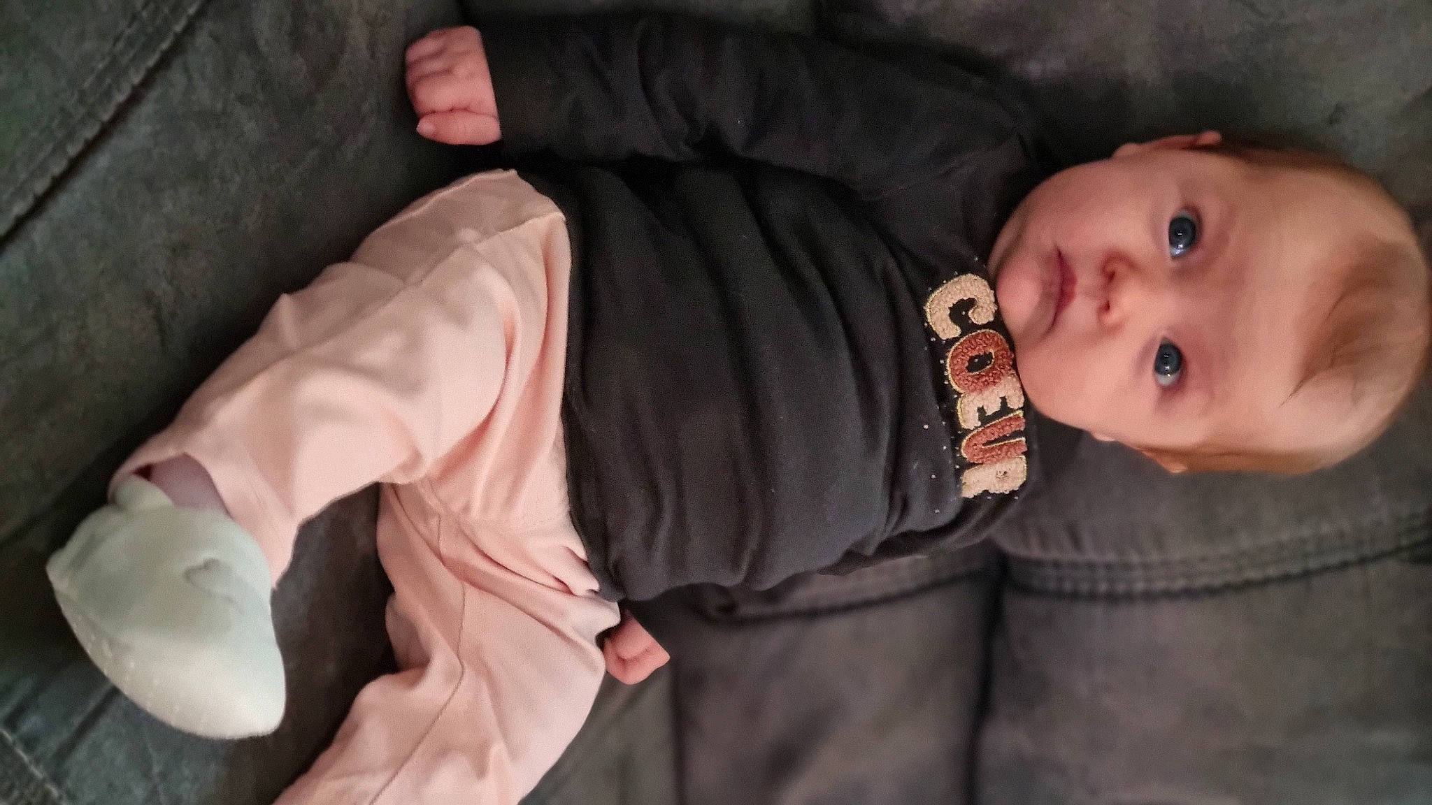 Emmy a rejoint le concours — aidez-le/la à gagner de superbes lots ! baby, baby_products, baby_toddler_clothing, carmine, cheek, child, collar, comfort, elbow, head, linens, mouth, nose, person, room, sitting, sleeve, smile, toddler