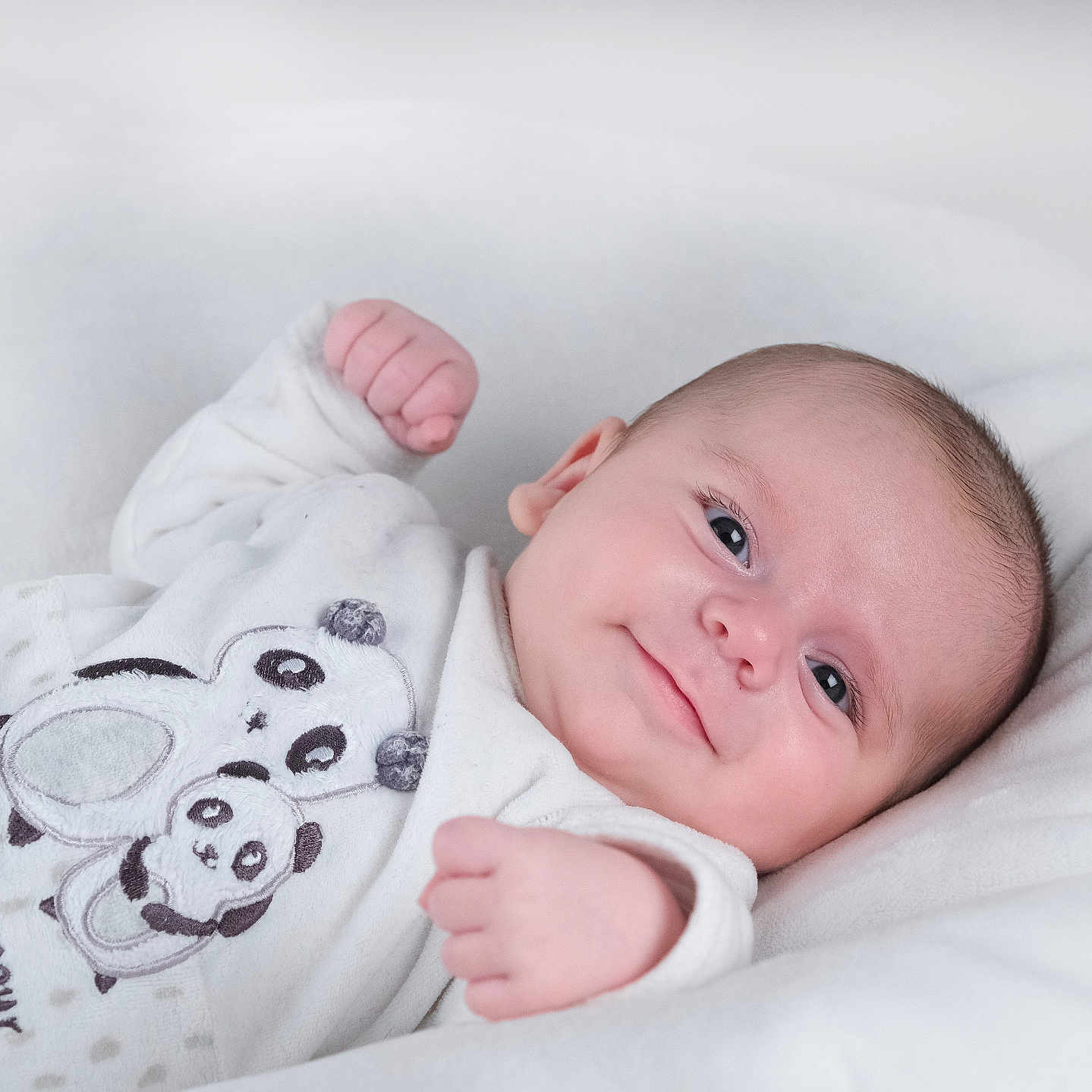 Owen a rejoint le concours — aidez-le/la à gagner de superbes lots ! baby, bed, blanket, bodypart, face, finger, furniture, hand, happy, head, newborn, person, photography, portrait, smile