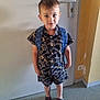 Lorenzo a rejoint le concours — aidez-le/la à gagner de superbes lots ! child, boy, indoor, door, backpack, shorts, shirt, sandals, floor, wall, curious, standing, patterned_clothing, footwear, door_handle, light, expression, young, casual, home