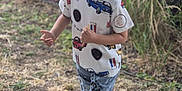 Lorenzo a rejoint le concours — aidez-le/la à gagner de superbes lots ! child, boy, sunglasses, smiling, outdoor, grass, fence, shirt, jeans, shoes, happy, casual_clothing, nature, portrait, walking, daylight, young, person, fashion, summer