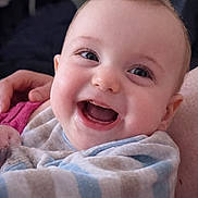 Lucas a rejoint le concours — aidez-le/la à gagner de superbes lots ! baby, infant, smiling, laughing, face, eyes, teeth, drool, blanket, swaddle, clothing, hand, parent_hand, closeup, portrait, rosy_cheeks, indoors, soft_textile, adorable, happy