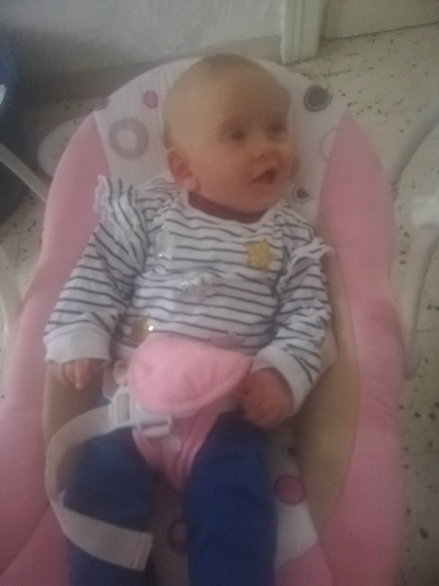 Chelsea a rejoint le concours — aidez-le/la à gagner de superbes lots ! baby, baby_products, baby_toddler_clothing, cheek, chest, child, comfort, finger, fun, human_leg, knee, mouth, person, pink, sitting, skin, sleeve, thigh, thumb, toddler