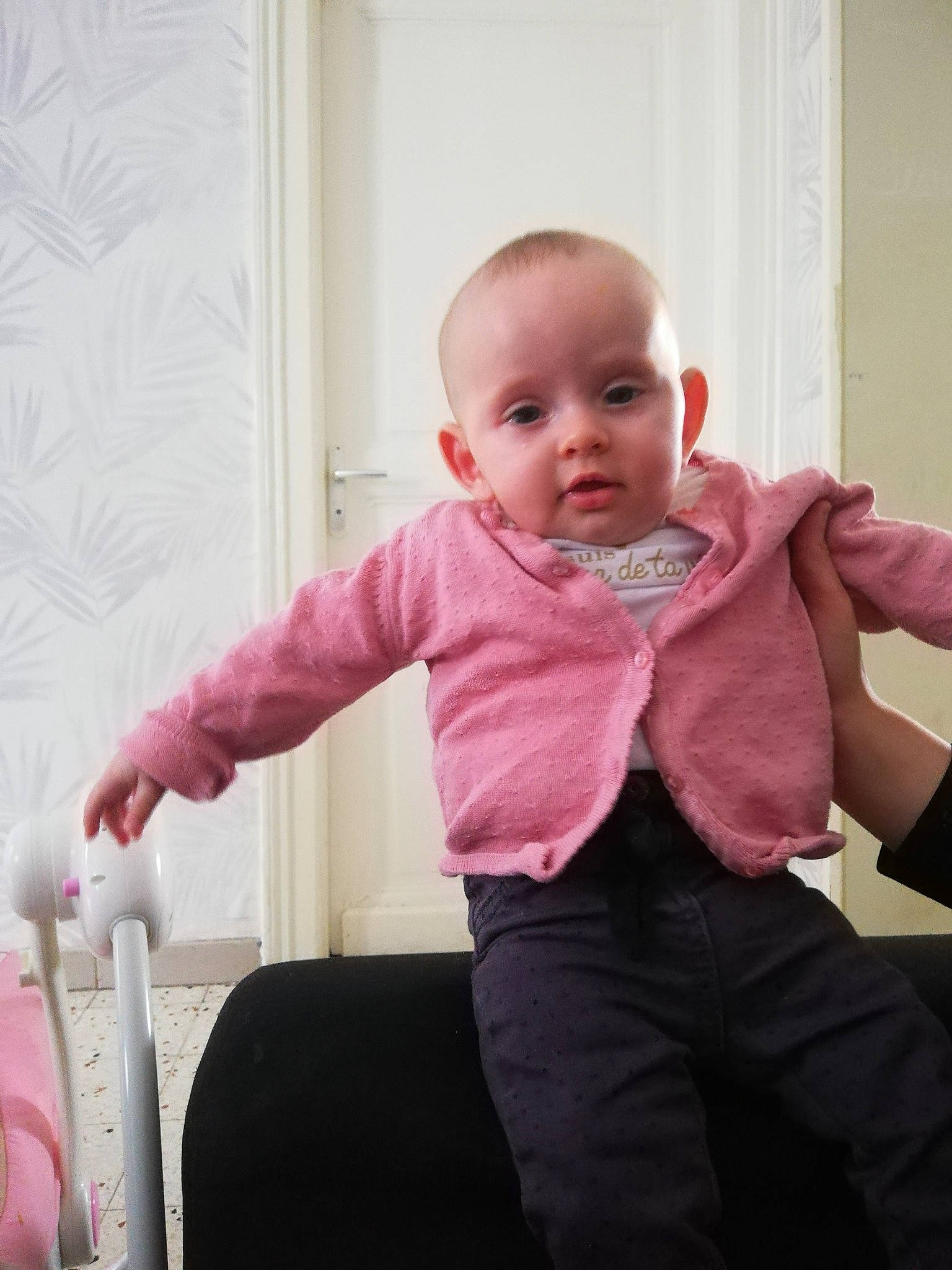 Chelsea a rejoint le concours — aidez-le/la à gagner de superbes lots ! baby, baby_toddler_clothing, cheek, child, collar, comfort, finger, formal_wear, fun, gesture, happy, joint, leg, magenta, person, pink, shoulder, sleeve, t_shirt, thumb