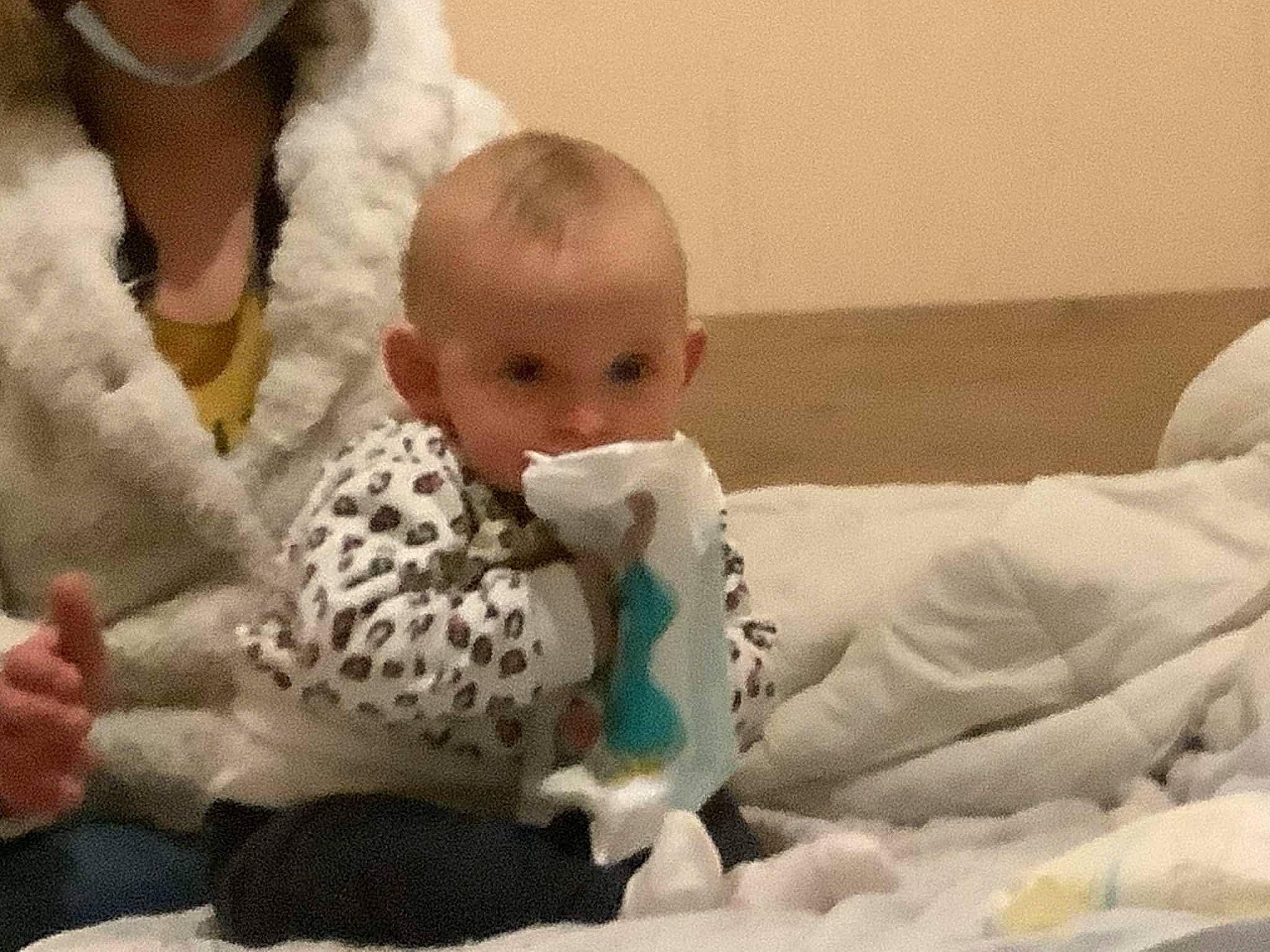 Chelsea a rejoint le concours — aidez-le/la à gagner de superbes lots ! baby, baby_sleeping, baby_toddler_clothing, cheek, child, comfort, eye, fur, happy, head, human_body, linens, nose, person, product, room, sitting, skin, sleeve, textile