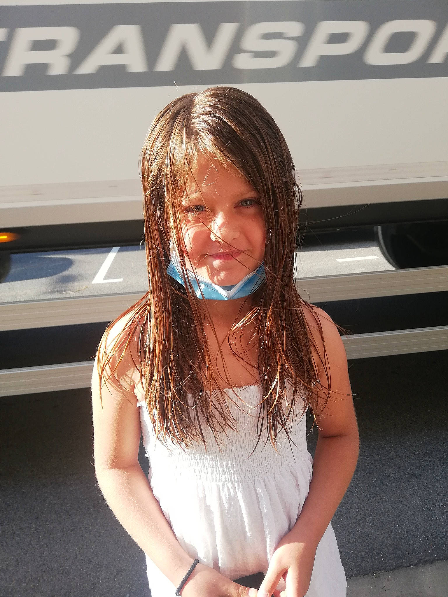 Megane a rejoint le concours — aidez-le/la à gagner de superbes lots ! auto_part, automotive_design, automotive_exterior, automotive_lighting, beard, beauty, brown_hair, bumper, eye, eyewear, fashion, flash_photography, gesture, happy, joy, long_hair, motor_vehicle, person, sleeve, t_shirt