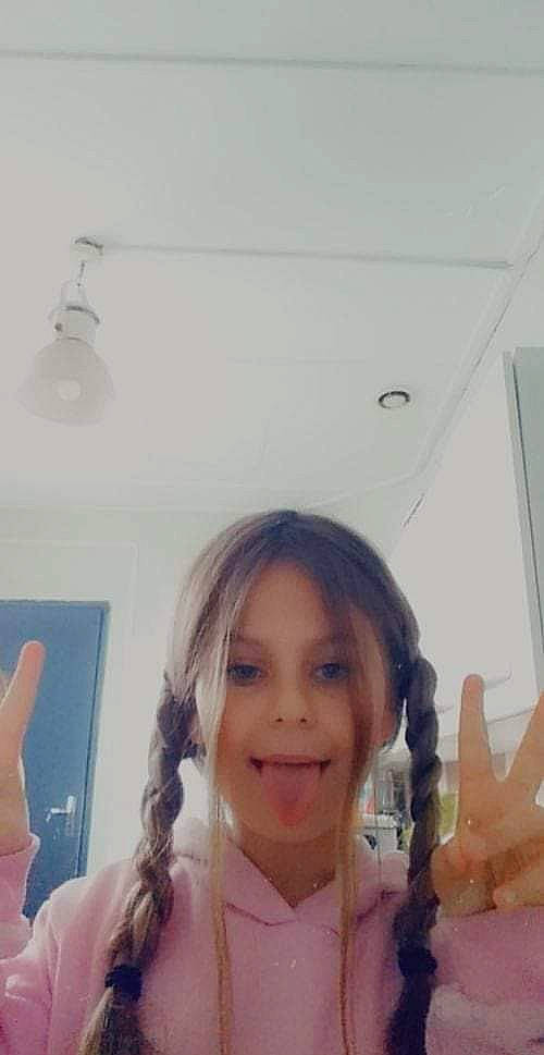 Megane a rejoint le concours — aidez-le/la à gagner de superbes lots ! air_travel, ceiling, eyelash, eyewear, finger, fun, gesture, hair, happy, jaw, jewellery, lip, mouth, person, room, selfie, smile, t_shirt, thumb, travel