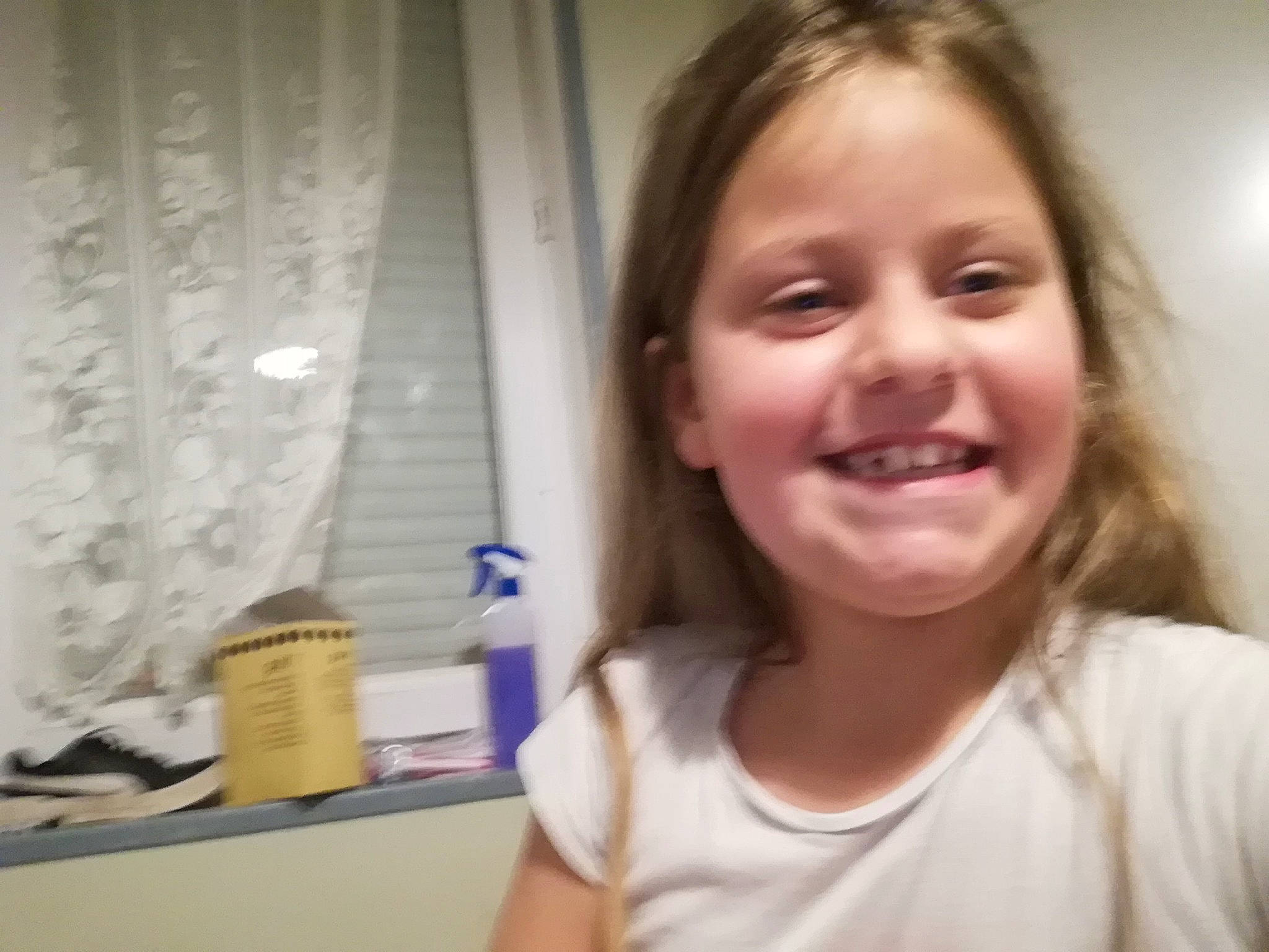 Megane participe au concours pour gagner de l'argent avec cette photo : arm, cheek, curtain, ear, eyebrow, eyelash, forehead, gesture, hair, happy, iris, jaw, joy, lip, mouth, nose, person, skin, smile, t_shirt