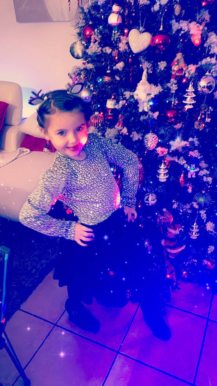 Elaïa participe au concours pour gagner de l'argent avec cette photo : blue, christmas, christmas_decoration, christmas_ornament, christmas_tree, electric_blue, entertainment, event, flash_photography, fun, happy, holiday, holiday_ornament, joy, magenta, ornament, pattern, person, purple, toddler