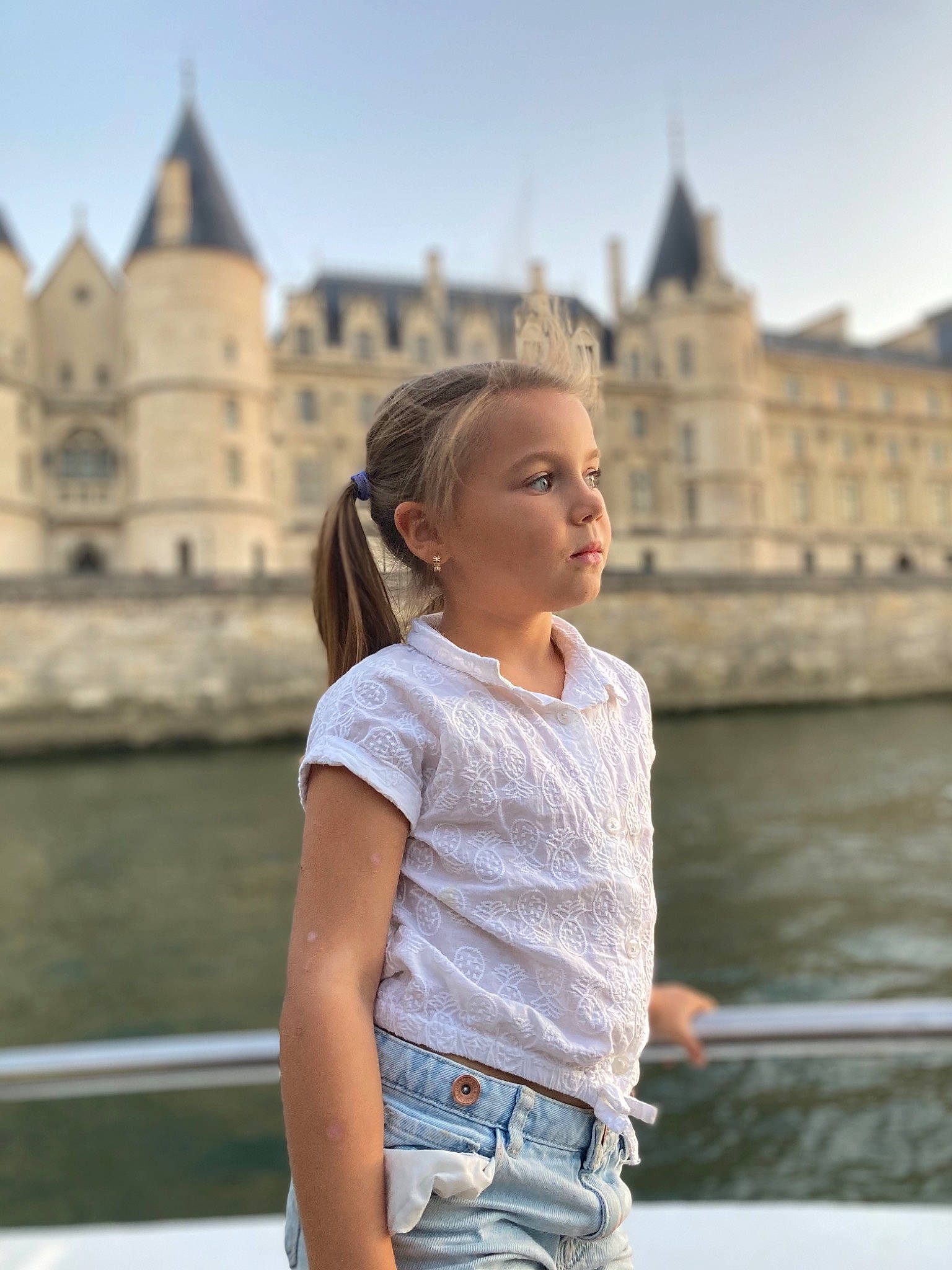 Elaïa participe au concours pour gagner de l'argent avec cette photo : brown_hair, denim, eyewear, flash_photography, happy, human_leg, leisure, long_hair, people_in_nature, person, shoulder, sitting, sky, sleeve, t_shirt, thigh, tourism, travel, trunk, waist