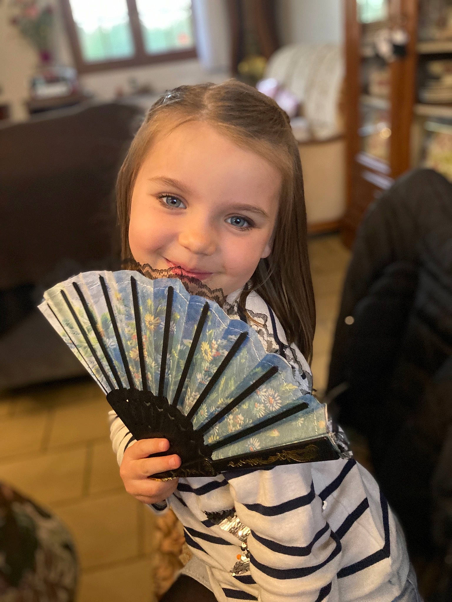 Elaïa participe au concours pour gagner de l'argent avec cette photo : brown_hair, cash, child, costume, decorative_fan, event, fashion_accessory, fashion_design, formal_wear, fun, glass, hair, hairstyle, hand_fan, joy, person, portrait_photography, room, smile, toddler