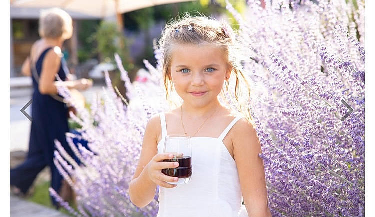 Elaïa participe au concours pour gagner de l'argent avec cette photo : bridal_clothing, dress, event, facial_expression, fashion, formal_wear, fun, gown, grass, hairstyle, happy, jewellery, joy, leisure, person, petal, plant, purple, smile, summer