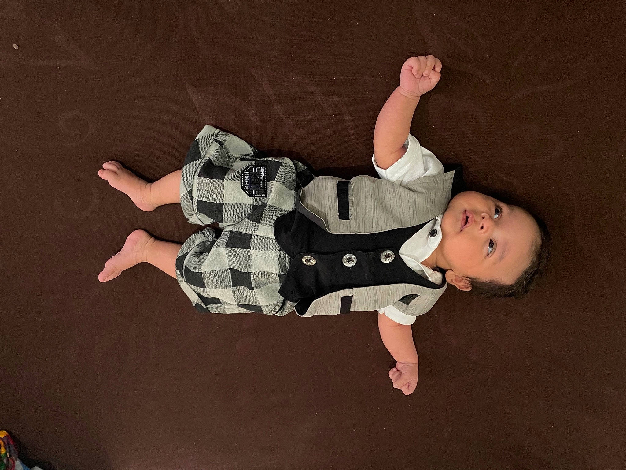 Avi is registered to the contest to win money with this photo: baby, baby_toddler_clothing, barefoot, child, elbow, entertainment, finger, flash_photography, font, fun, gesture, happy, knee, leg, performing_arts, person, sleeve, t_shirt, toddler, wood