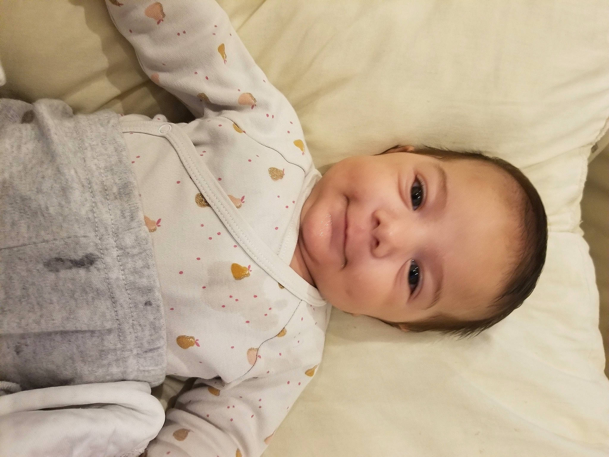 Louna participe au concours pour gagner de l'argent avec cette photo : baby, baby_toddler_clothing, bedding, child, collar, comfort, dress_shirt, fur, happy, linens, nose, pattern, person, portrait_photography, sitting, skin, sleeve, smile, textile, toddler