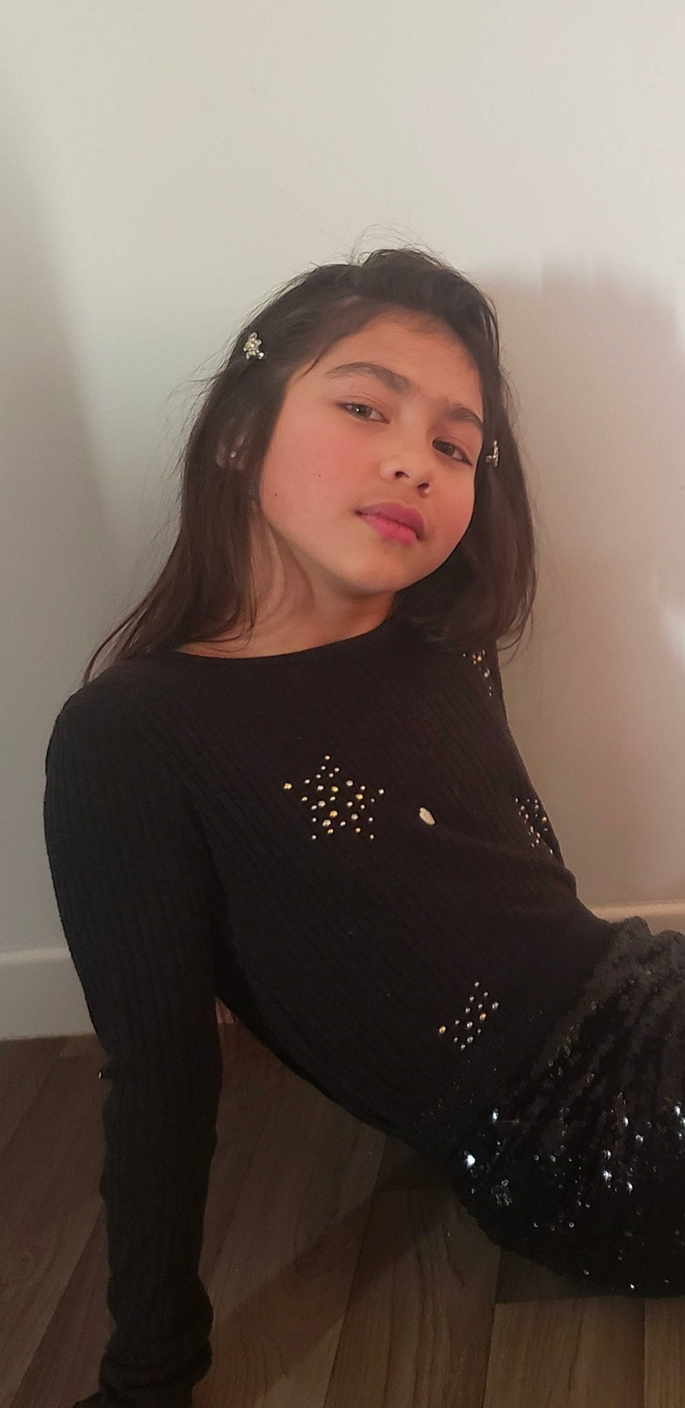 Jade a rejoint le concours — aidez-le/la à gagner de superbes lots ! black_hair, chest, cool, elbow, eyelash, fashion_design, flash_photography, gesture, human_leg, jewellery, joint, lip, long_hair, neck, person, shoulder, sleeve, t_shirt, thigh, trunk