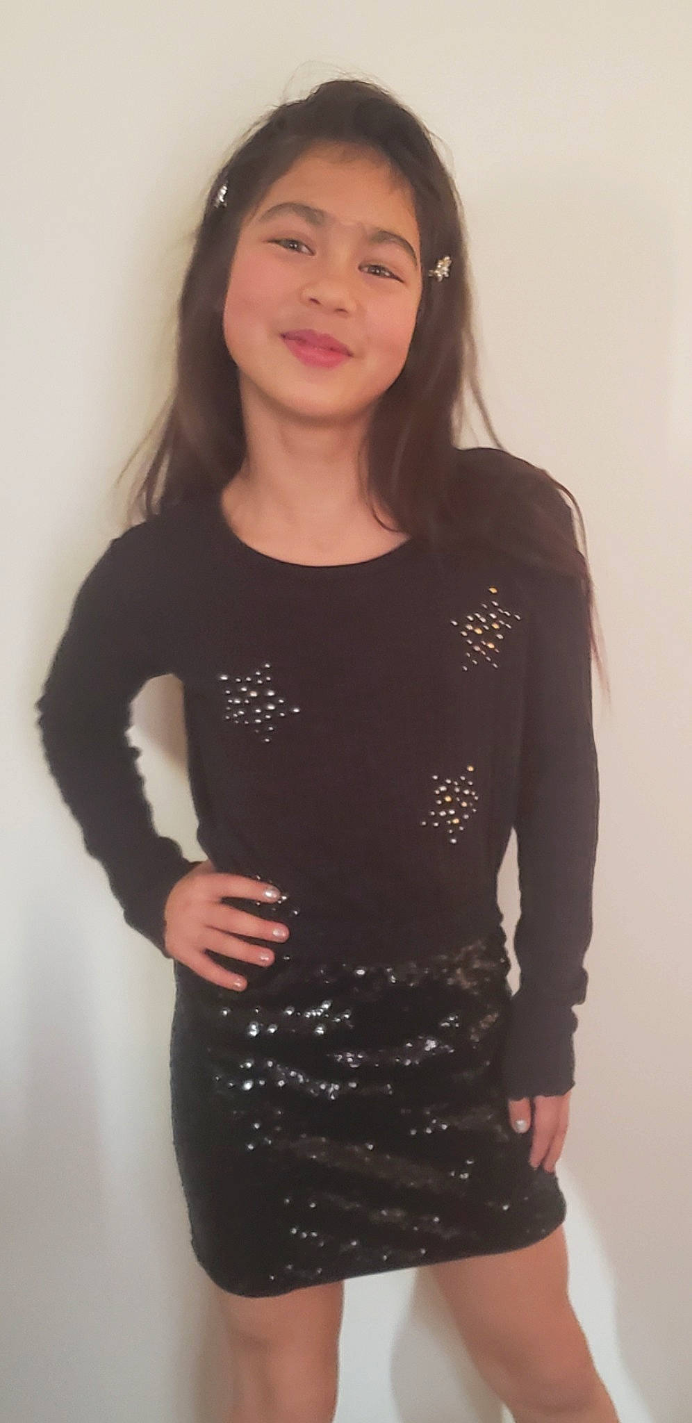 Jade a rejoint le concours — aidez-le/la à gagner de superbes lots ! abdomen, black, black_hair, chest, cool, fashion_design, flash_photography, gesture, hairstyle, happy, human_body, joy, knee, lip, neck, person, sleeve, smile, thigh, trunk