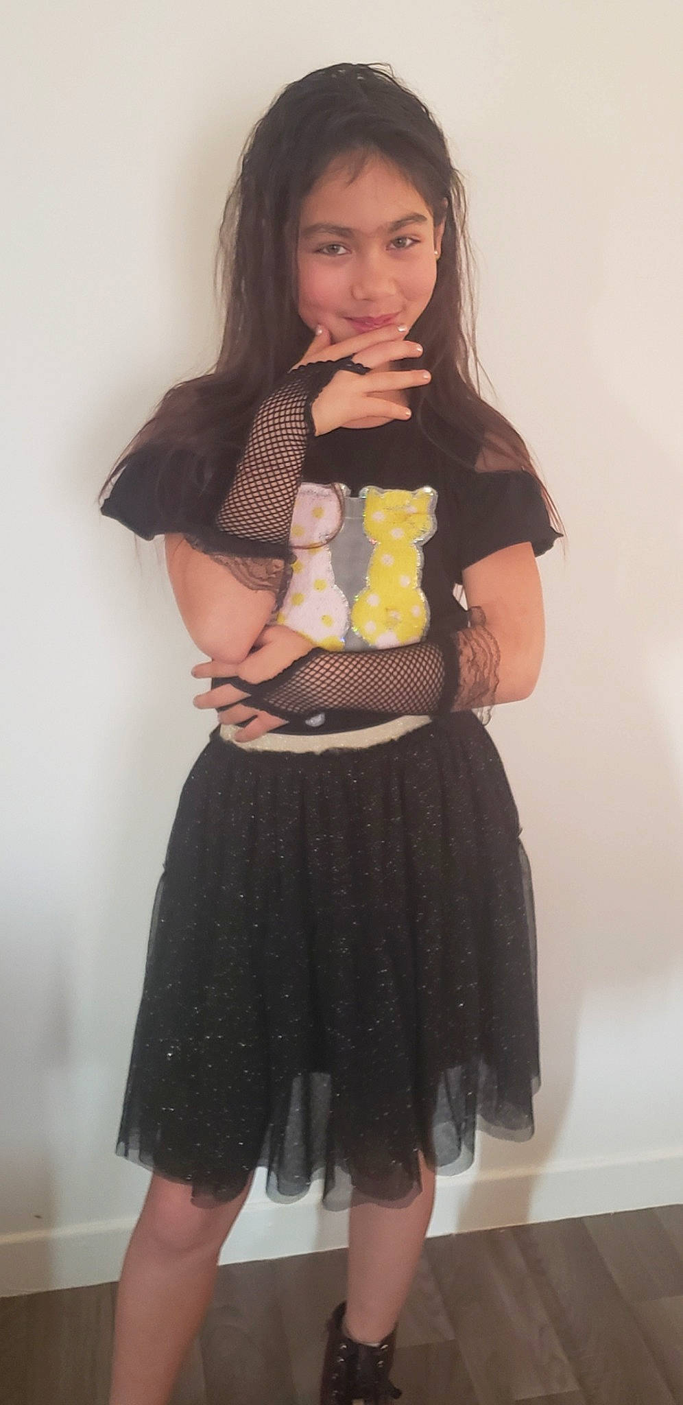 Jade a rejoint le concours — aidez-le/la à gagner de superbes lots ! abdomen, arm, black_hair, day_dress, fashion_design, hair, hairstyle, hand, human_body, human_leg, joint, joy, knee, long_hair, neck, pattern, person, shoulder, sleeve, thigh