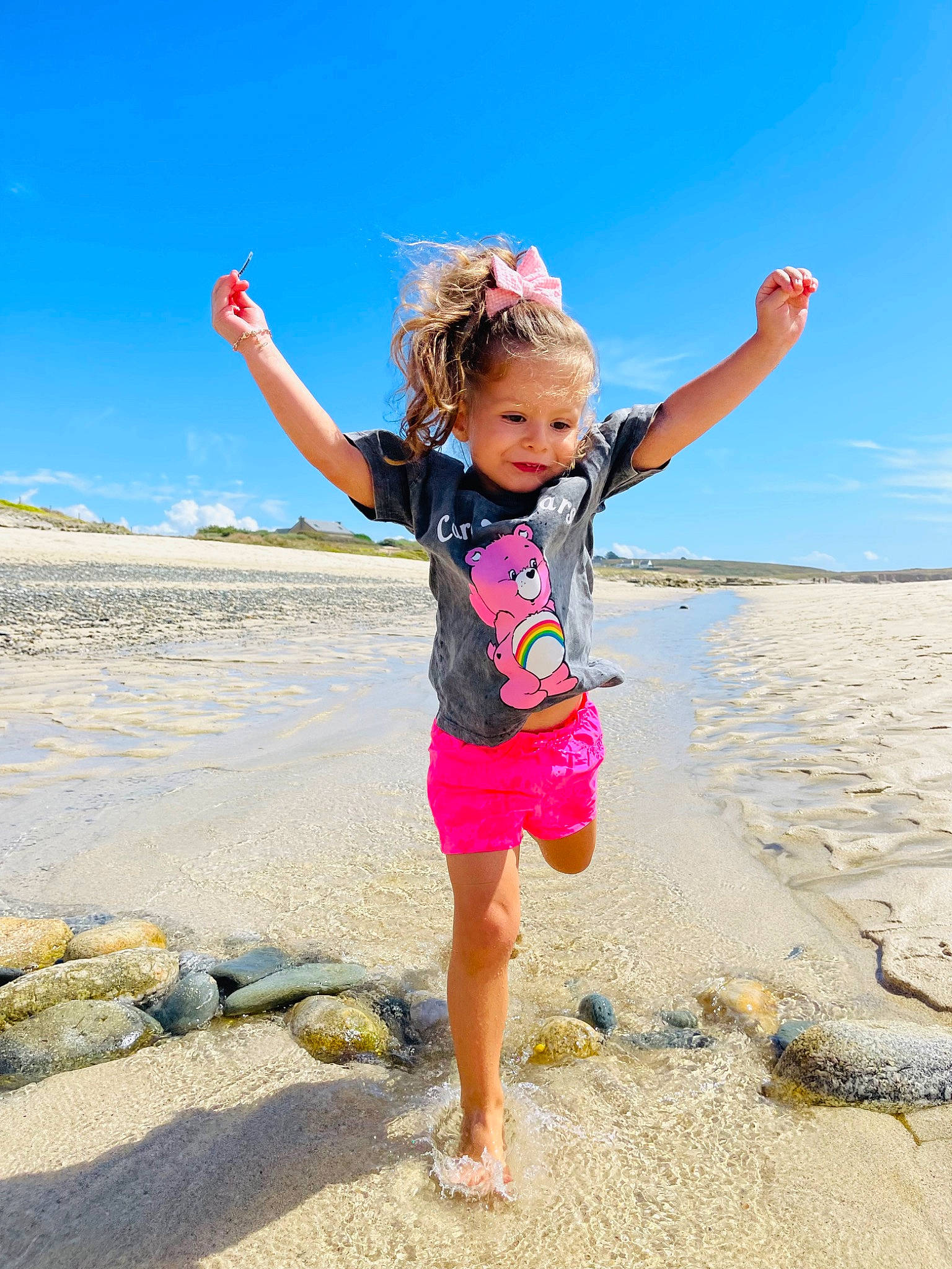 Lyana a rejoint le concours — aidez-le/la à gagner de superbes lots ! azure, barefoot, beach, child, cloud, fun, gesture, happy, landscape, leg, leisure, people_in_nature, people_on_beach, person, sand, shore, sky, summer, toddler, travel