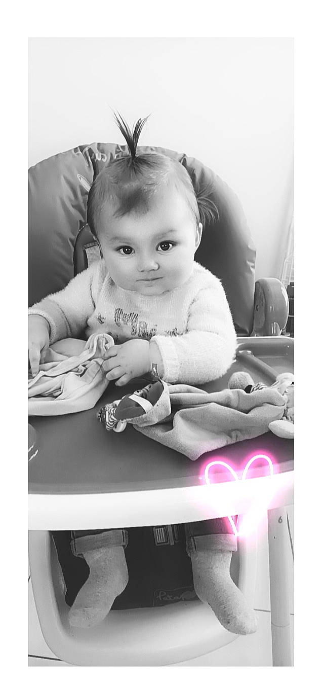 Maëlye a rejoint le concours — aidez-le/la à gagner de superbes lots ! arm, baby, baby_toddler_clothing, black, black_and_white, child, comfort, fashion_accessory, flash_photography, happy, iris, jewellery, monochrome, monochrome_photography, person, picture_frame, product, sitting, style, table