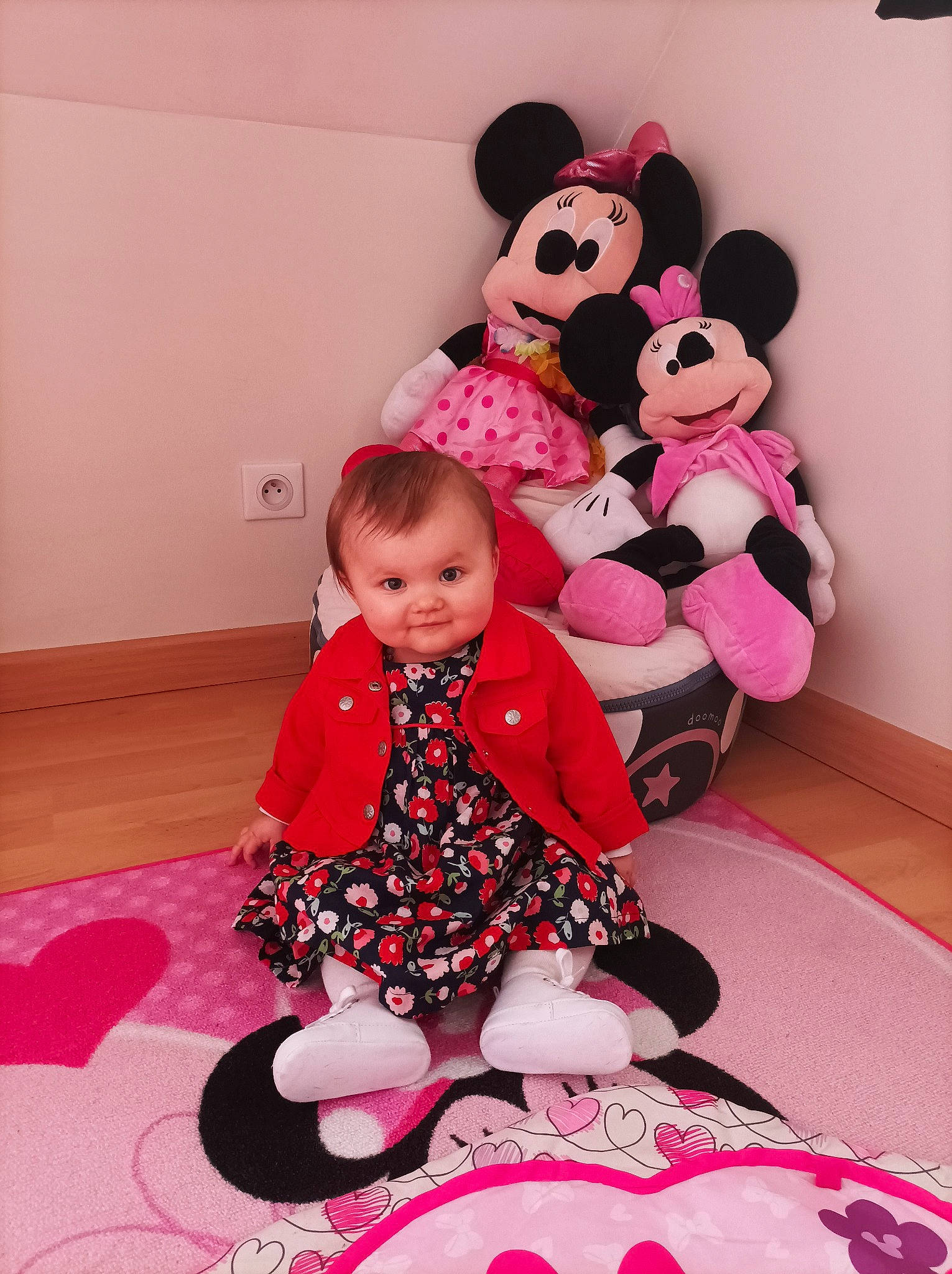 Maëlye participe au concours pour gagner de l'argent avec cette photo : baby, baby_toddler_clothing, carmine, child, dress, event, facial_expression, flooring, fun, happy, magenta, mammal, person, pink, red, smile, snapshot, stuffed_toy, sugar_cake, toddler