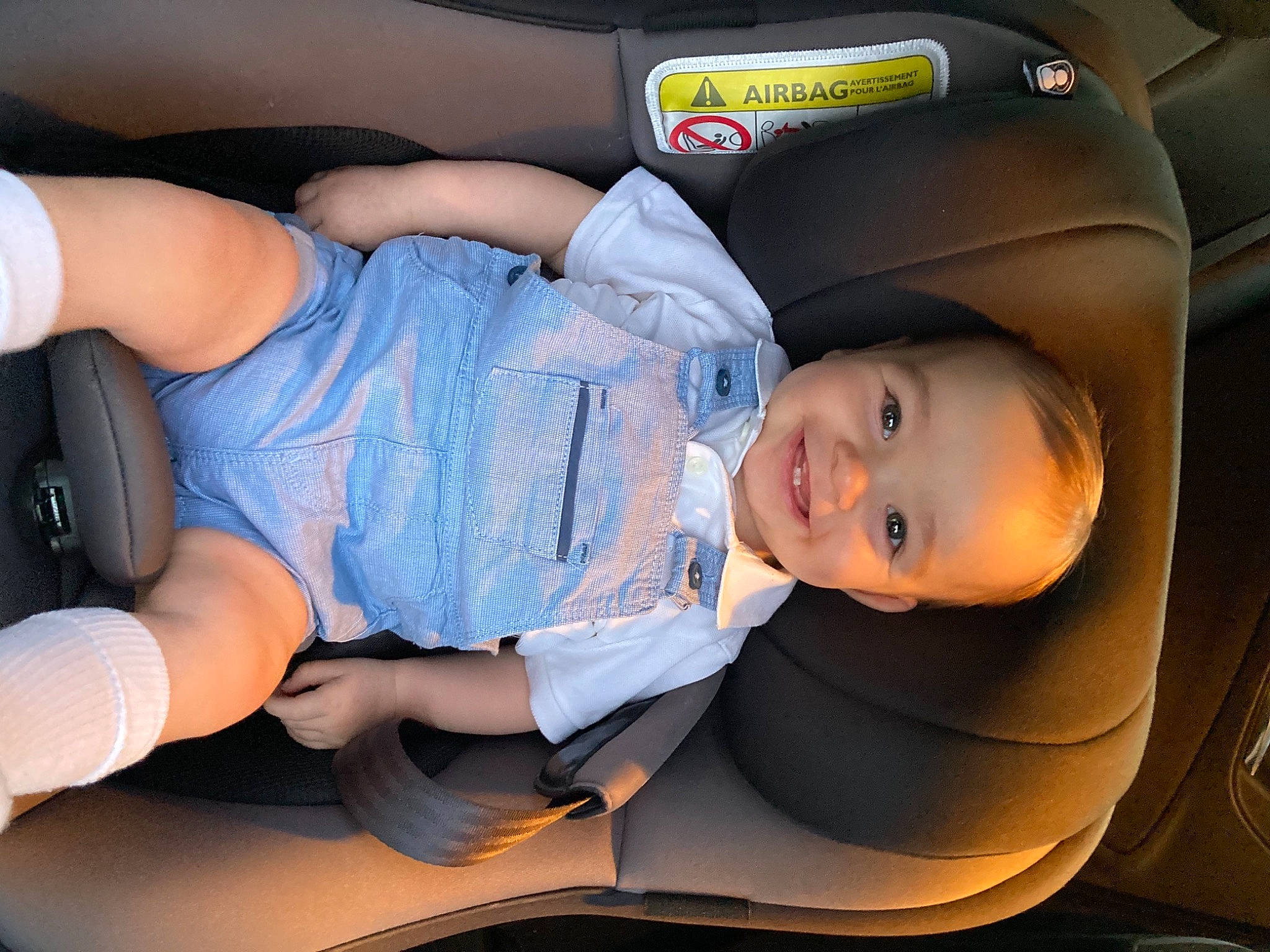 Nino participe au concours pour gagner de l'argent avec cette photo : auto_part, automotive_design, automotive_exterior, baby_in_car_seat, car_seat, car_seat_cover, child, comfort, electric_blue, family_car, human_leg, joy, knee, lap, luxury_vehicle, motor_vehicle, person, shorts, smile, thigh