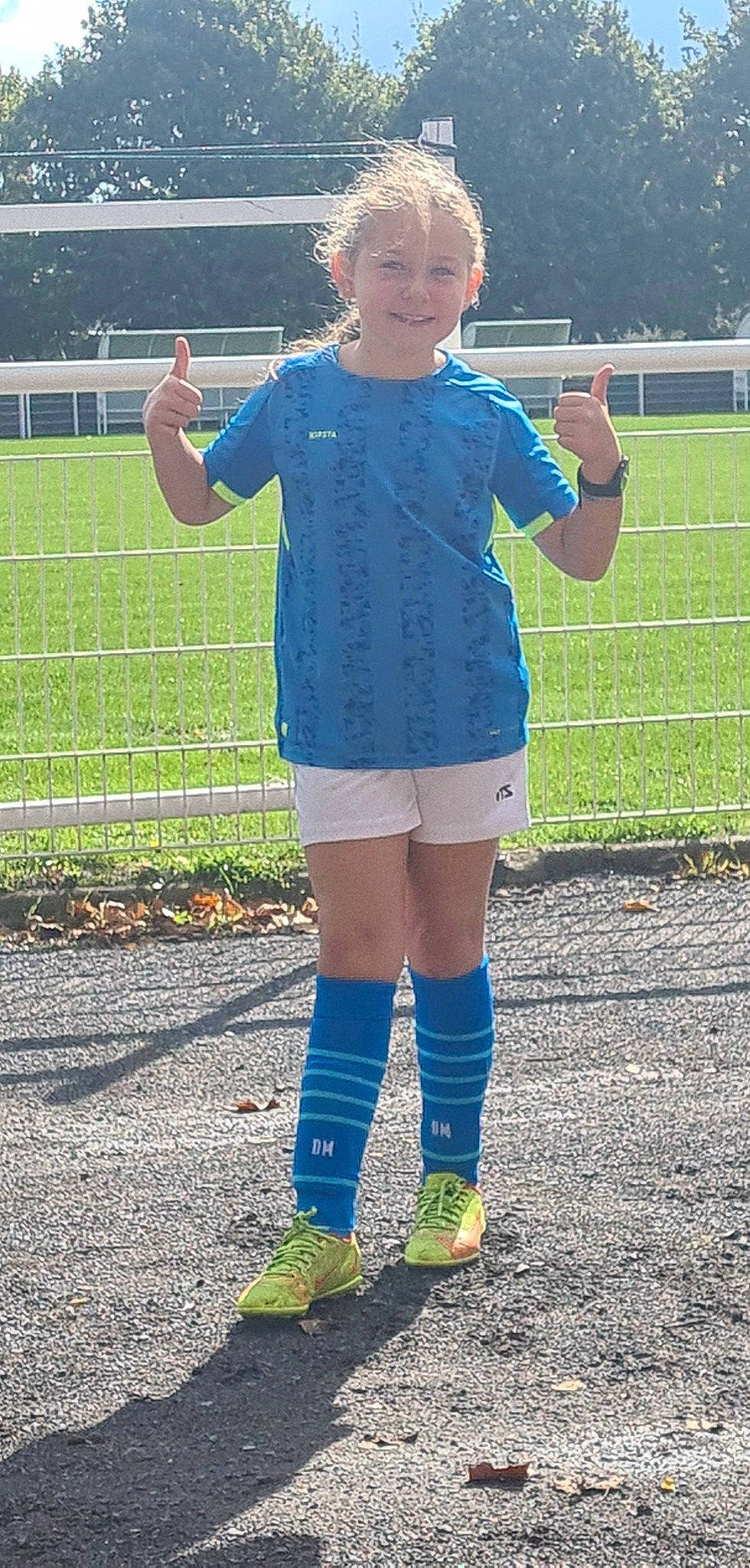 Zhoé a rejoint le concours — aidez-le/la à gagner de superbes lots ! active_shorts, arm, electric_blue, footwear, grass, joint, joy, knee, leg, leisure, people, people_in_nature, person, player, shoe, sleeve, smile, sneakers, sportswear, standing