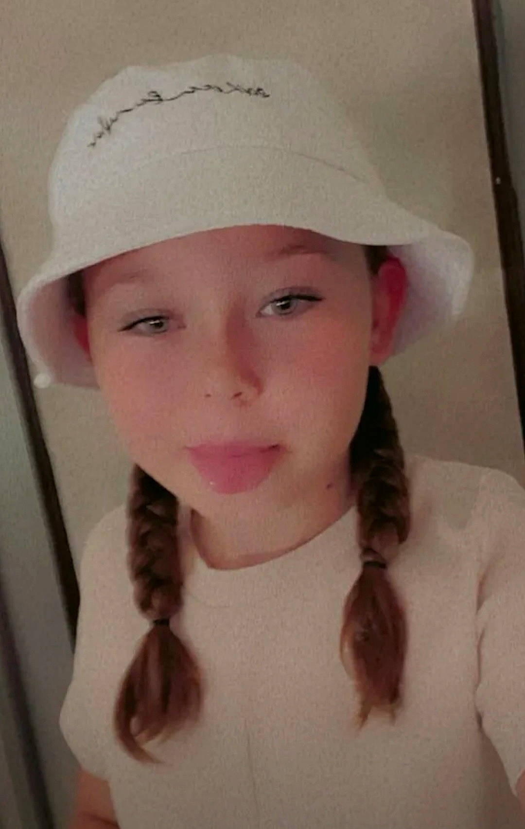 Zhoé a rejoint le concours — aidez-le/la à gagner de superbes lots ! cap, child, chin, costume_hat, eye, eyebrow, eyelash, happy, hat, headgear, headwear, jaw, lip, magenta, neck, person, pink, skin, sleeve, smile