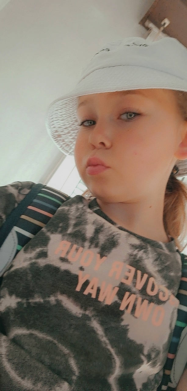 Zhoé a rejoint le concours — aidez-le/la à gagner de superbes lots ! baseball_cap, camouflage, cap, chin, cool, eyebrow, eyelash, fashion_accessory, forehead, hat, headgear, headwear, lip, military_camouflage, military_uniform, neck, outerwear, pattern, person, personal_protective_equipment